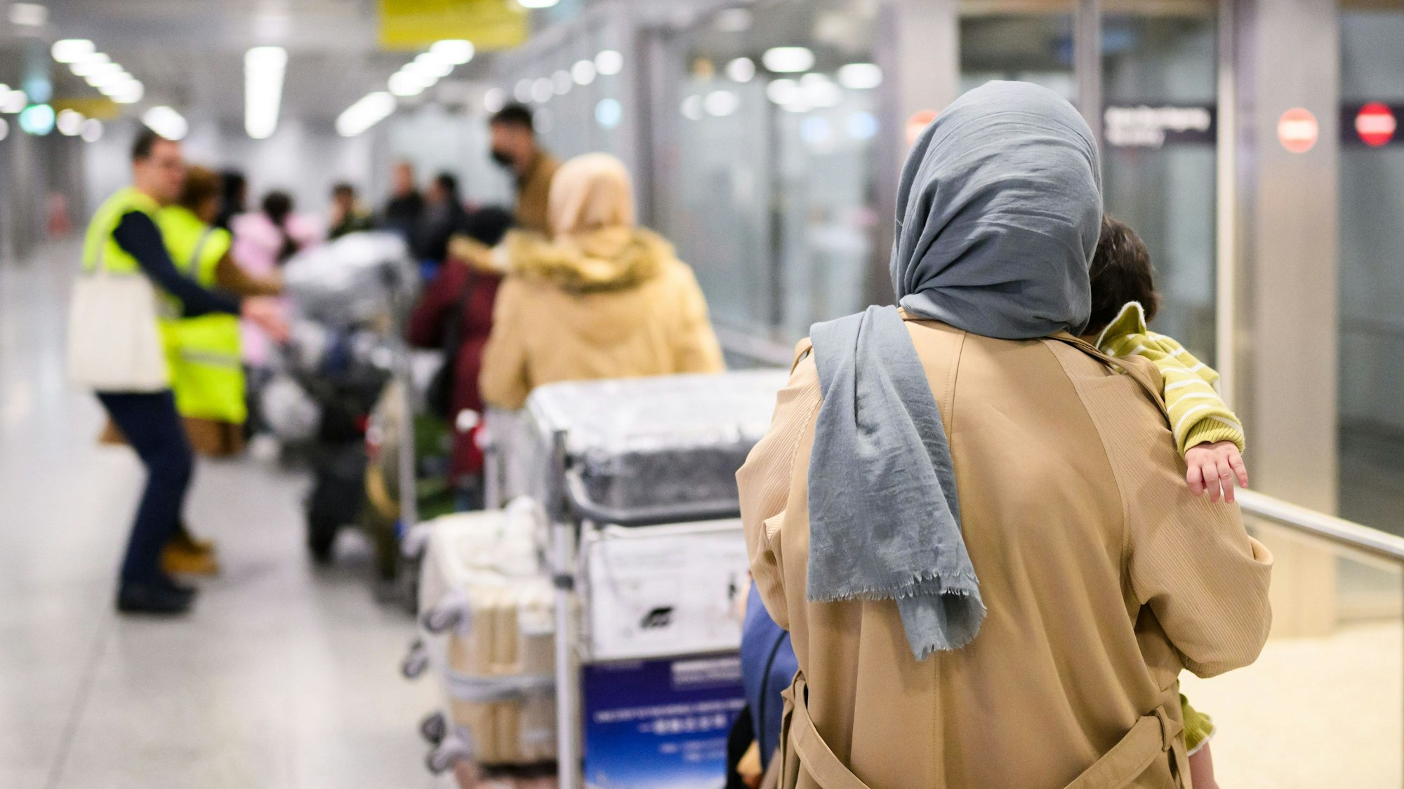 Afghaninnen und Afghanen aus den Bundesaufnahmeprogrammen stehen im Flughafen Hannover. (Archivfoto)