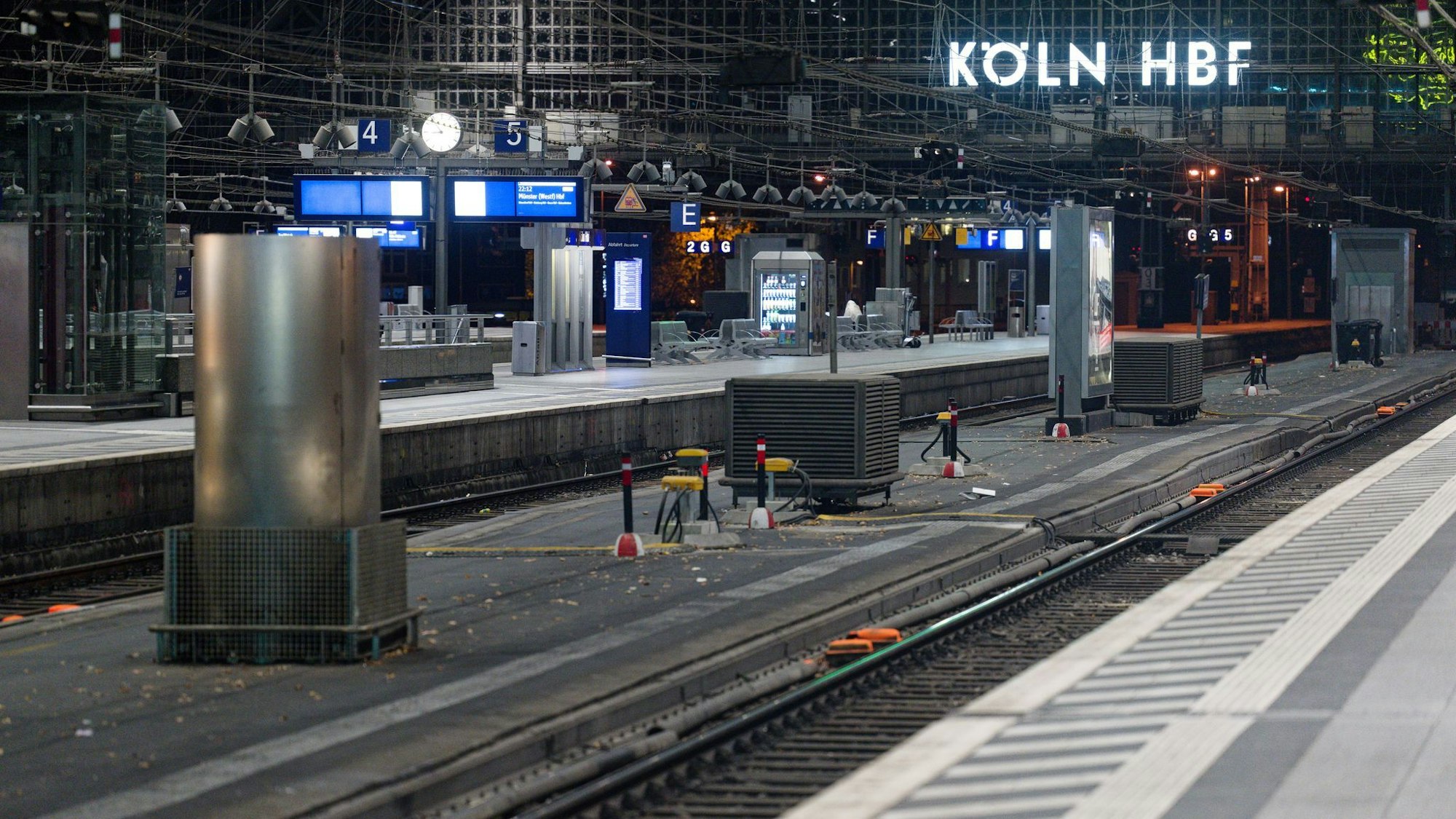 So leer wie zuletzt im Corona-Lockdown: Der Kölner Hauptbahnhof während der Sperrung. (Archivbild)