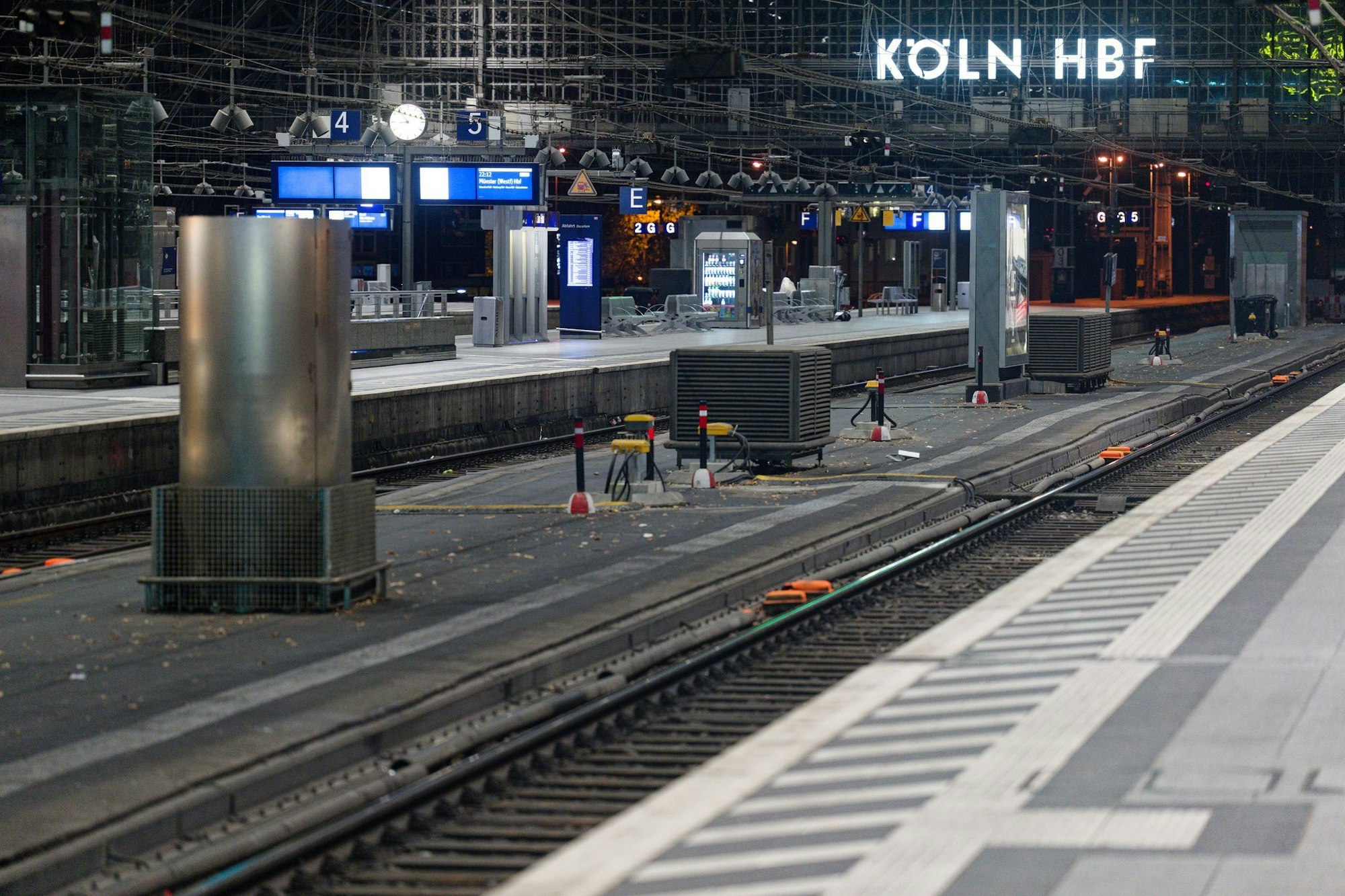 So leer wie zuletzt im Corona-Lockdown: Der Kölner Hauptbahnhof während der Sperrung. (Archivbild)