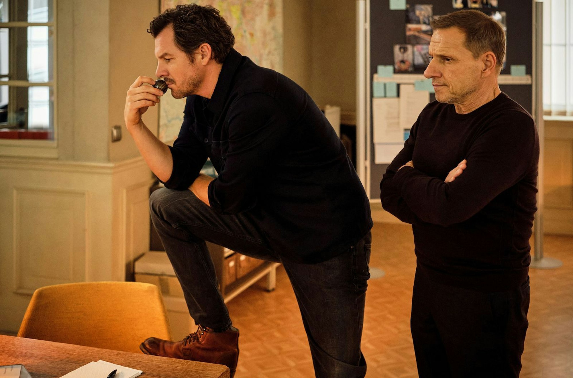 Sebastian Bootz (Felix Klare, links) und Thorsten Lannert (Richy Müller) versuchen im „Tatort: Überlebe wenigstens bis morgen“ die Einsamkeit einer jungen Frau zu ergründen. Deren Leiche wird Monate nach ihrem Ableben zufällig beim Brand in einem Mietshaus entdeckt. (Bild: SWR/Benoît Linder)