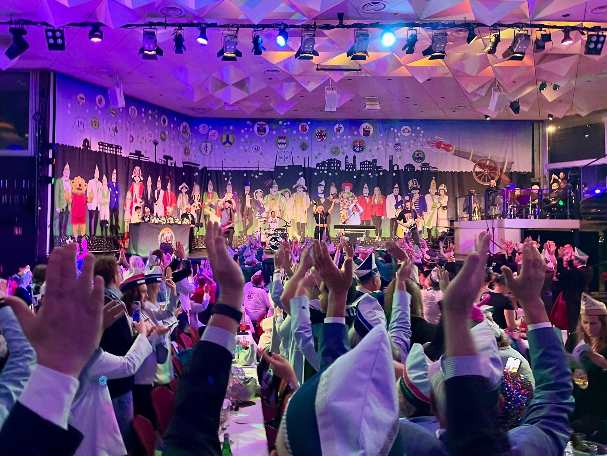 „Kempest Feinest“ auf der Bühne, gute Stimmung im Saal.
