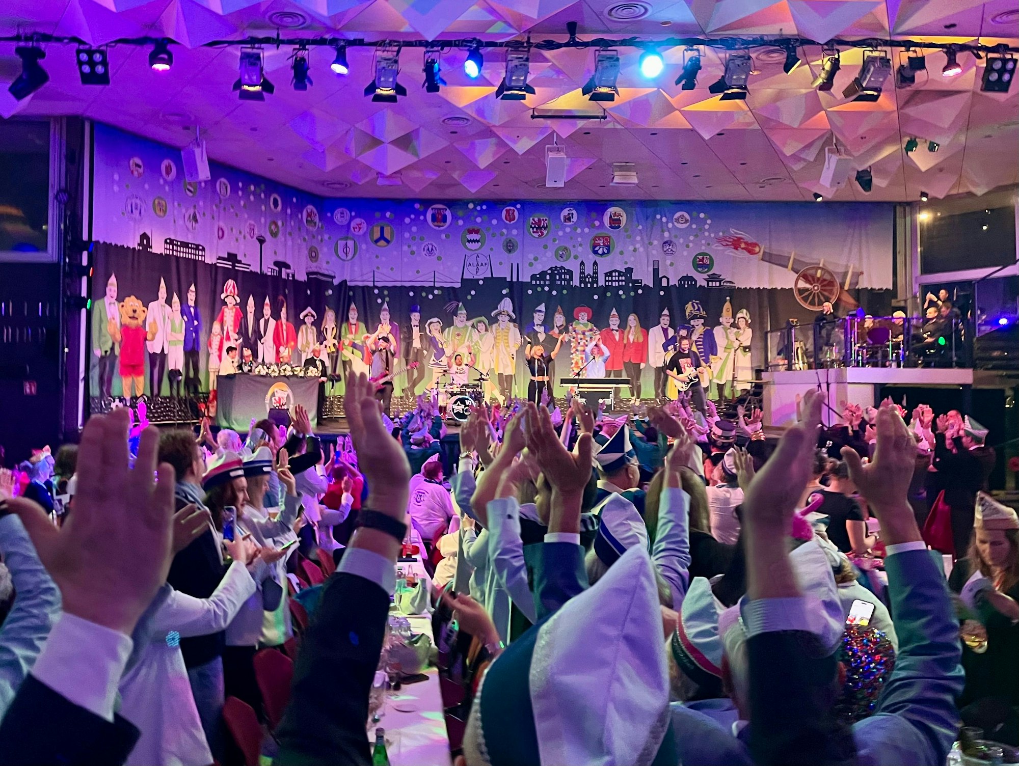 „Kempest Feinest“ auf der Bühne, gute Stimmung im Saal.