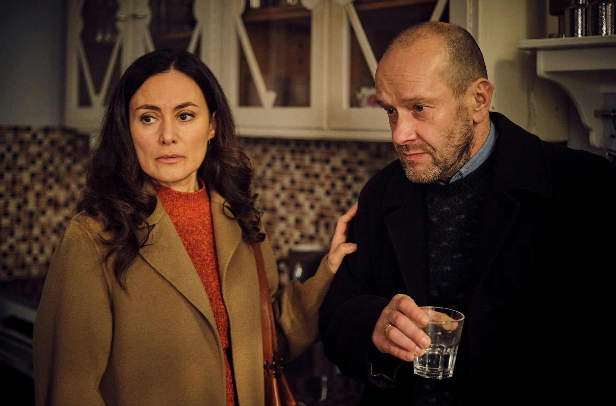 Die Eltern der Toten, Henning und Yasemin Schlüter (Robert Kuchenbuch und Idil Üner), sind schockiert über den Tod ihrer Tochter. Wie konnte es so weit kommen, dass sie - ohne Streit - über Monate keinen Kontakt mehr zu ihrem Kind hatten? (Bild: SWR/Benoît Linder)