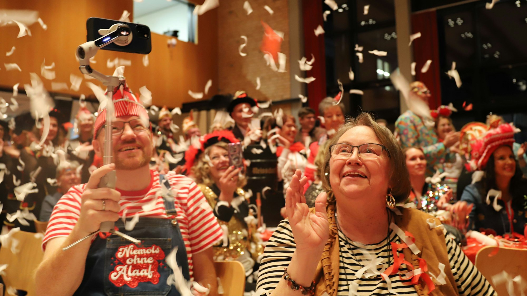 Zum Abschluss der Proklamation fiel ein Konfettiregen über die Jecken im Saal.
