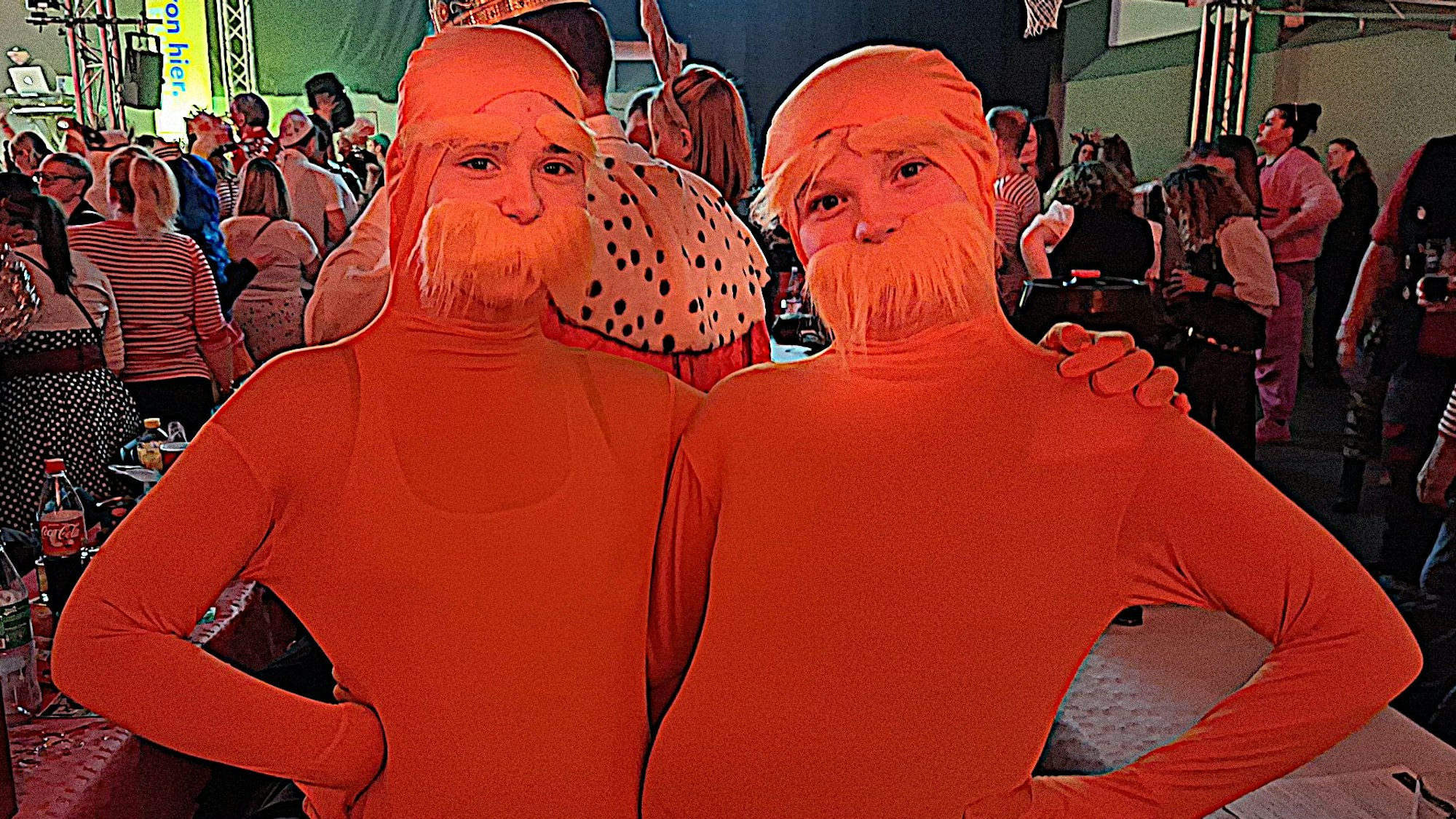 Mia und Luisa aus Kuchenheim hatten sich als an Seebären erinnernde humanoide Musicalfigur „Lorax“ verkleidet.
