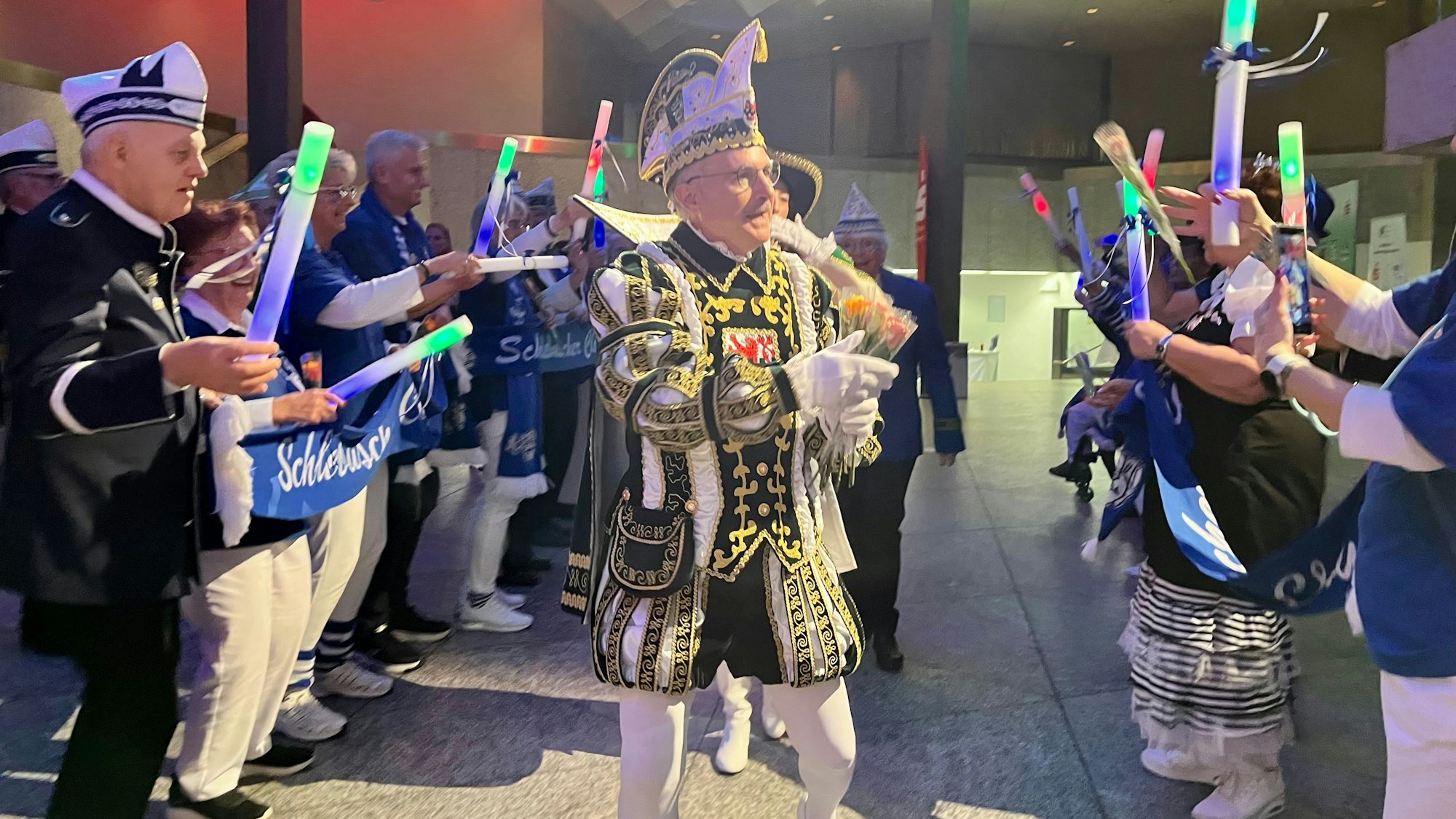 Durch ein Spalier der Schlebuscher Clowns betritt Rogerio das Forum