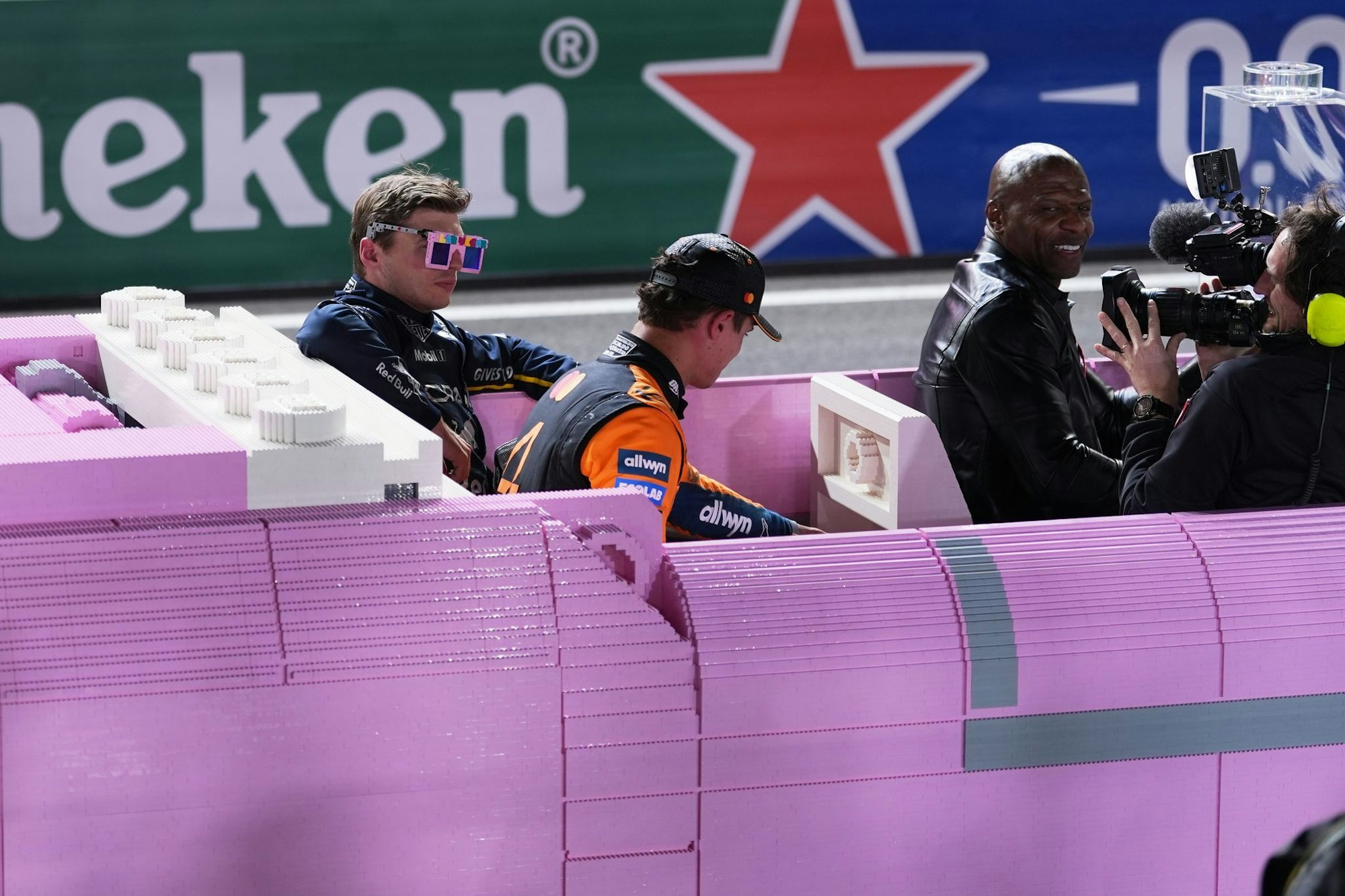 Las Vegas eben - im pinken Lego-Cadillac ging es zur Siegerehrung.