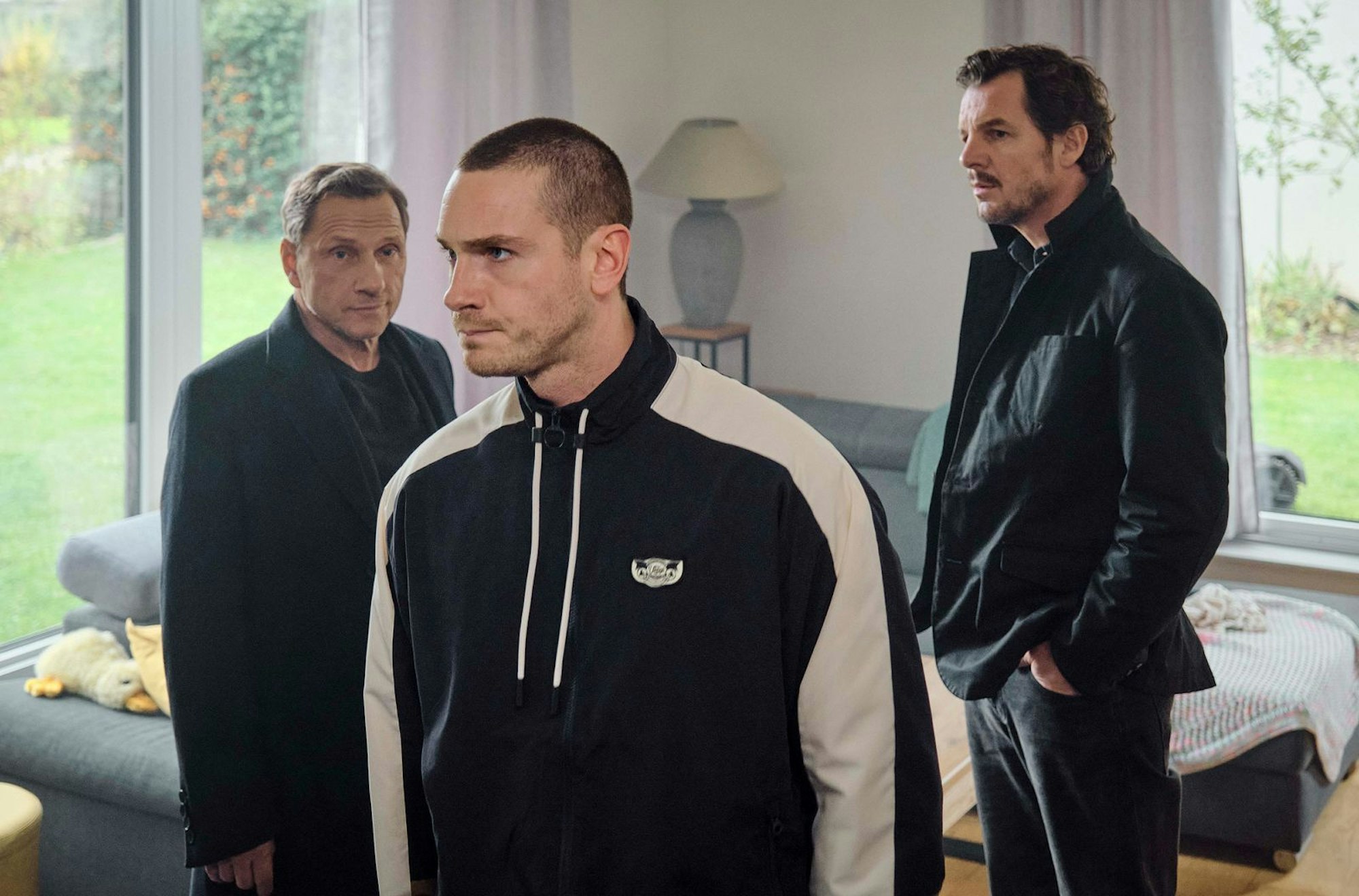 Niclas Slowinski (Louis Nitsche, zweiter von links) ist der Mann von Nellys bester Freundin. Thorsten Lannert (Richy Müller, links) und Sebastian Bootz (Felix Klare) nehmen ihn unter die Lupe. (Bild: SWR/Benoît Linder)