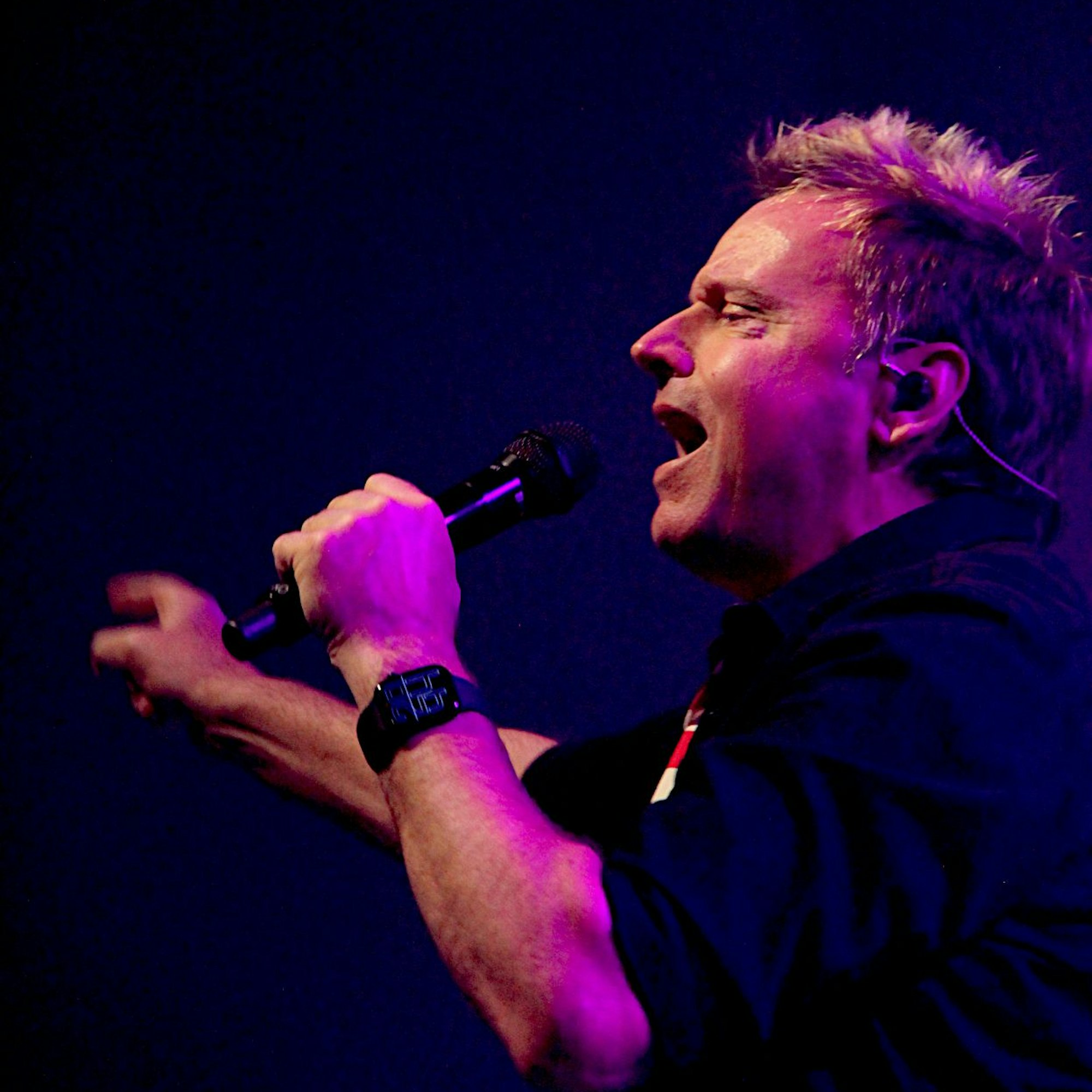 Bläck-Fööss-Sänger Mirko Bäumer singend auf der Bühne.