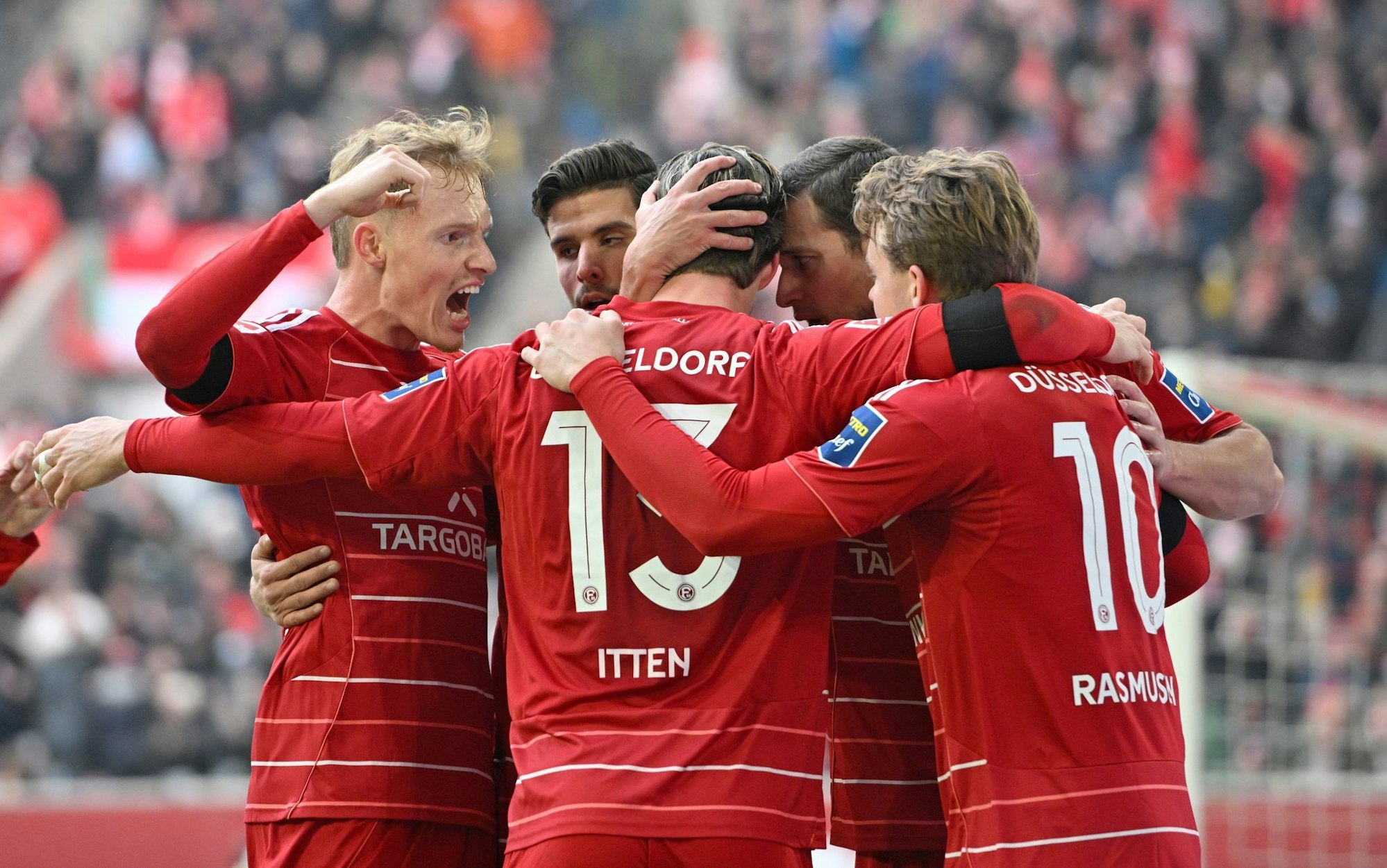 Cedric Itten (M) sorgte mit zwei Toren für den Fortuna-Sieg.