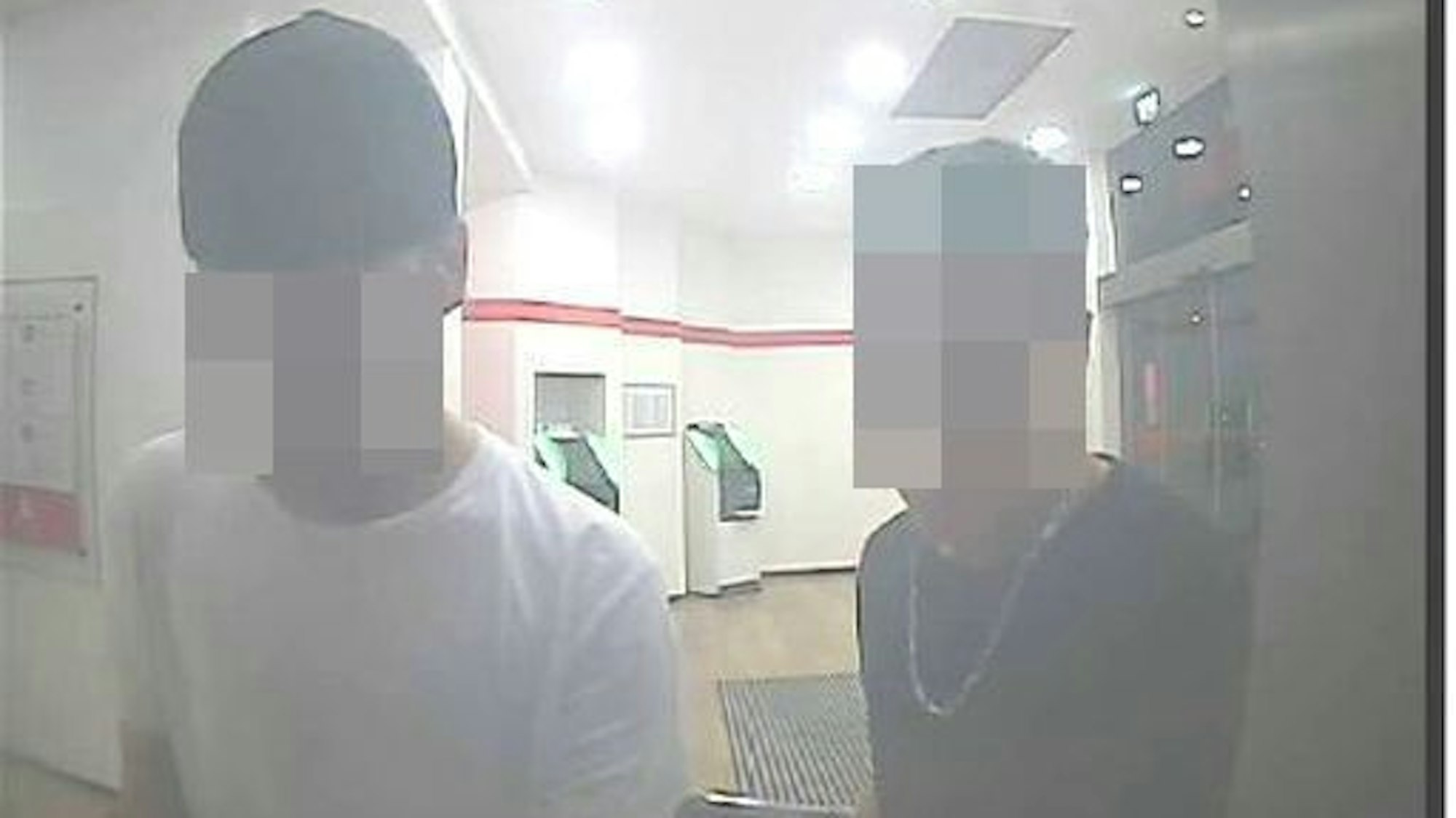 Bei Geldabheben in der Sparkasse in Zollstock wurden die Angeklagten gefilmt.