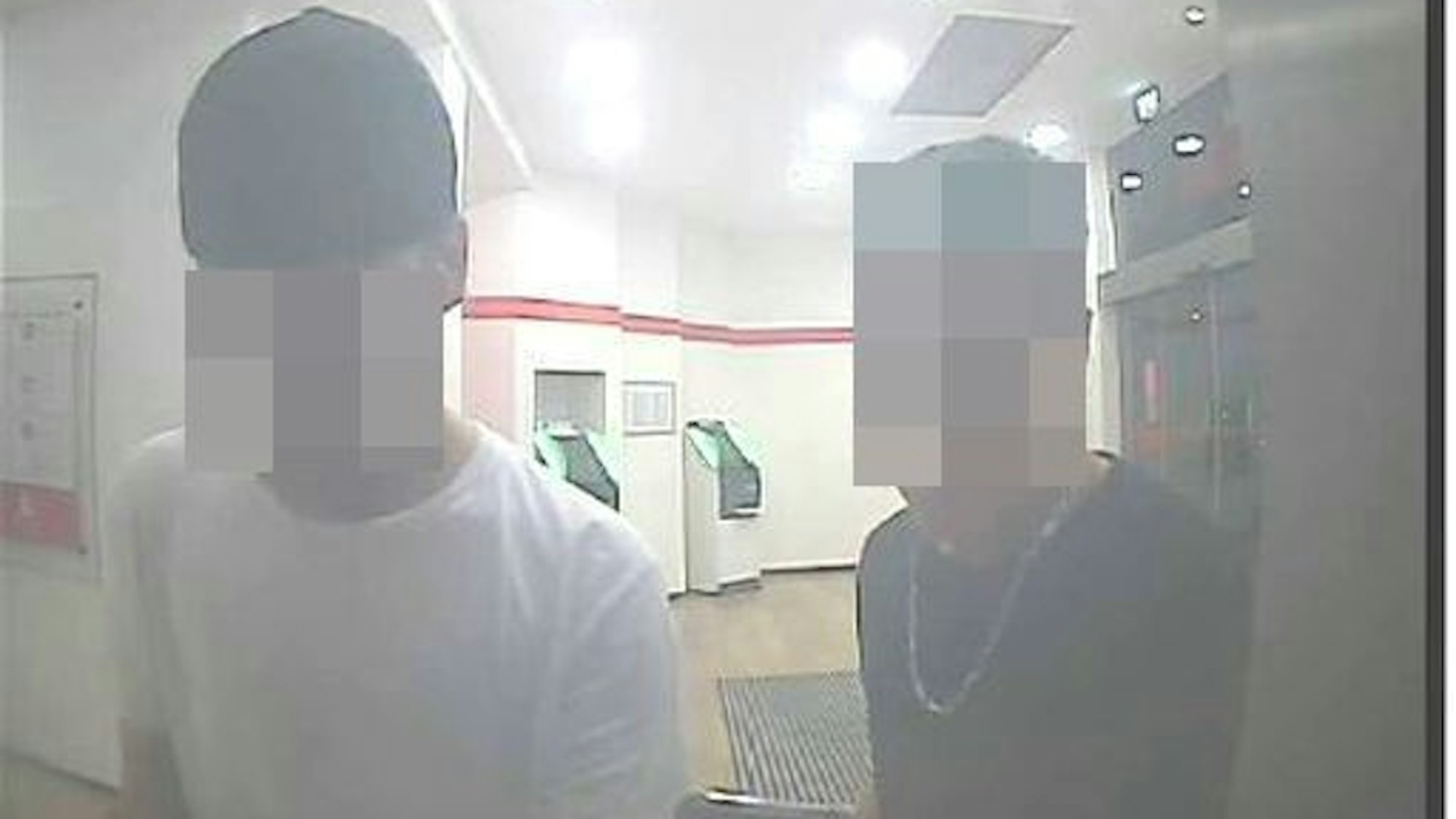 Bei Geldabheben in der Sparkasse in Zollstock wurden die Angeklagten nach der Tat gefilmt.