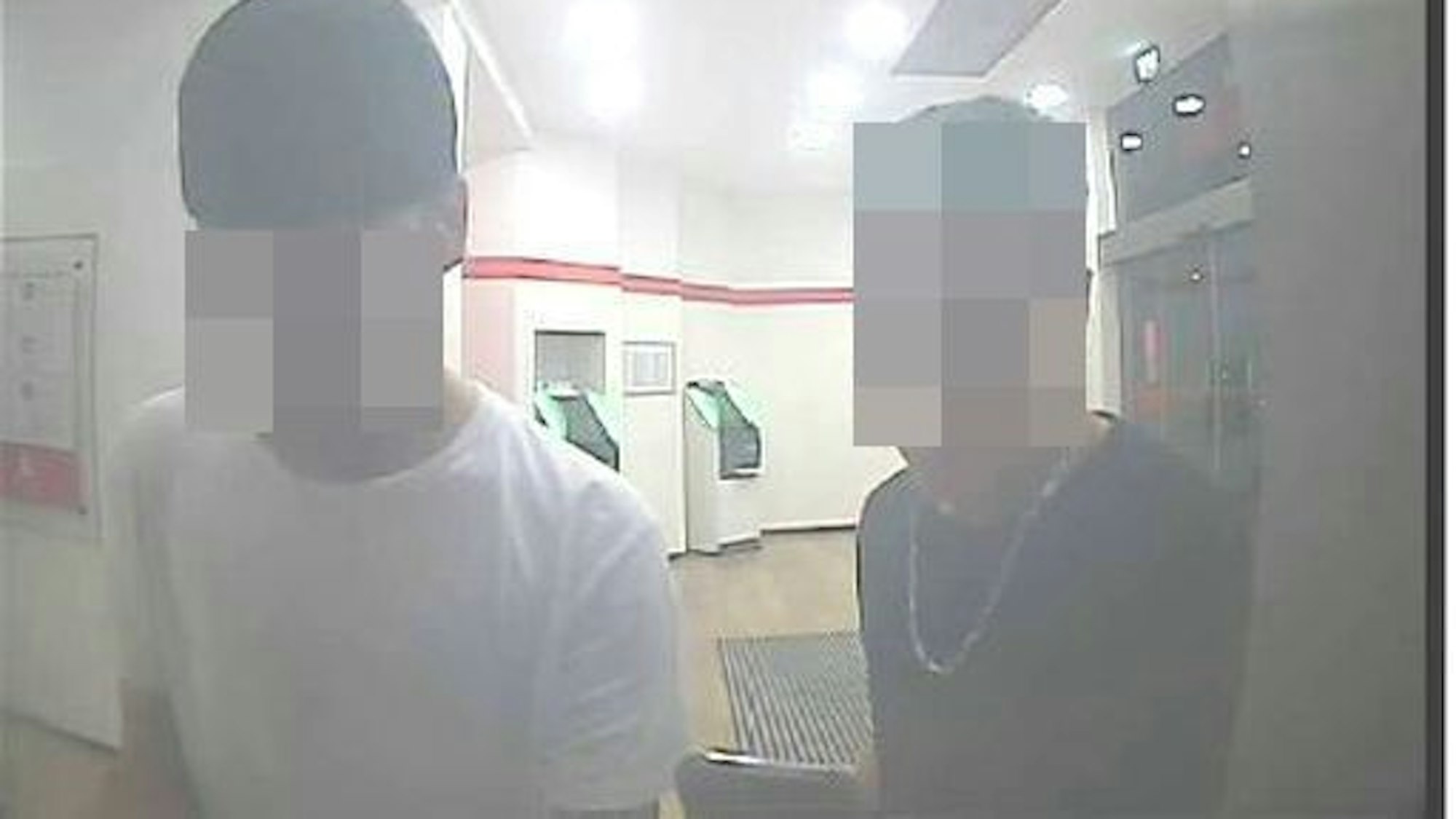 Beim Geldabheben in der Sparkasse in Zollstock wurden die Angeklagten nach der Tat gefilmt.