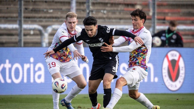 3. Liga: FC Viktoria Köln - SC Verl, 22.11.2025 Timur Gayret SC Verl, 30 setzt sich gegen Meiko Sponsel Viktoria Köln, 19 und Leonhard Münst Viktoria Köln, 5 durch Köln, 22.11.2025 - 15. Spieltag der 3. Fußball-Liga: FC Viktoria Köln - SC Verl im Sportpark Höhenberg in Köln. Die DFL-Bestimmungen verbieten die Verwendung von Fotografien als Bildsequenzen und / oder Quasi-Videos. *** 3 Liga FC Viktoria Köln SC Verl, 22 11 2025 Timur Gayret SC Verl, 30 prevails against Meiko Sponsel Viktoria Köln, 19 and Leonhard Münst Viktoria Köln, 5 Cologne, 22 11 2025 15 Matchday of the 3 Football League FC Viktoria Köln SC Verl at Sportpark Höhenberg in Cologne The DFL regulations prohibit the use of photographs as image sequences and or quasi videos Copyright: xBEAUTIFULxSPORTS/AxelxKohringx