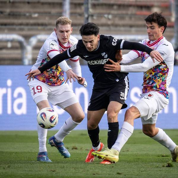 3. Liga: FC Viktoria Köln - SC Verl, 22.11.2025 Timur Gayret SC Verl, 30 setzt sich gegen Meiko Sponsel Viktoria Köln, 19 und Leonhard Münst Viktoria Köln, 5 durch Köln, 22.11.2025 - 15. Spieltag der 3. Fußball-Liga: FC Viktoria Köln - SC Verl im Sportpark Höhenberg in Köln. Die DFL-Bestimmungen verbieten die Verwendung von Fotografien als Bildsequenzen und / oder Quasi-Videos. *** 3 Liga FC Viktoria Köln SC Verl, 22 11 2025 Timur Gayret SC Verl, 30 prevails against Meiko Sponsel Viktoria Köln, 19 and Leonhard Münst Viktoria Köln, 5 Cologne, 22 11 2025 15 Matchday of the 3 Football League FC Viktoria Köln SC Verl at Sportpark Höhenberg in Cologne The DFL regulations prohibit the use of photographs as image sequences and or quasi videos Copyright: xBEAUTIFULxSPORTS/AxelxKohringx