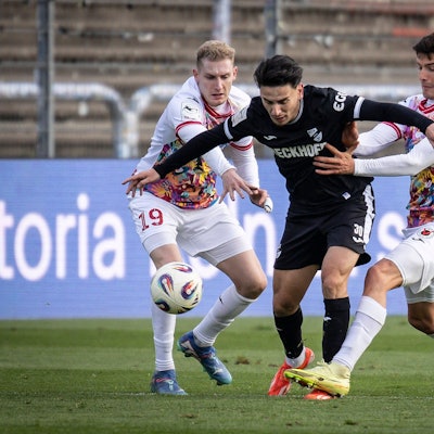 3. Liga: FC Viktoria Köln - SC Verl, 22.11.2025 Timur Gayret SC Verl, 30 setzt sich gegen Meiko Sponsel Viktoria Köln, 19 und Leonhard Münst Viktoria Köln, 5 durch Köln, 22.11.2025 - 15. Spieltag der 3. Fußball-Liga: FC Viktoria Köln - SC Verl im Sportpark Höhenberg in Köln. Die DFL-Bestimmungen verbieten die Verwendung von Fotografien als Bildsequenzen und / oder Quasi-Videos. *** 3 Liga FC Viktoria Köln SC Verl, 22 11 2025 Timur Gayret SC Verl, 30 prevails against Meiko Sponsel Viktoria Köln, 19 and Leonhard Münst Viktoria Köln, 5 Cologne, 22 11 2025 15 Matchday of the 3 Football League FC Viktoria Köln SC Verl at Sportpark Höhenberg in Cologne The DFL regulations prohibit the use of photographs as image sequences and or quasi videos Copyright: xBEAUTIFULxSPORTS/AxelxKohringx