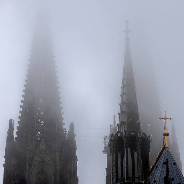 Das Bild zeigt den Kölner Dom in Nebel gehüllt. Foto: Thomas Banneyer