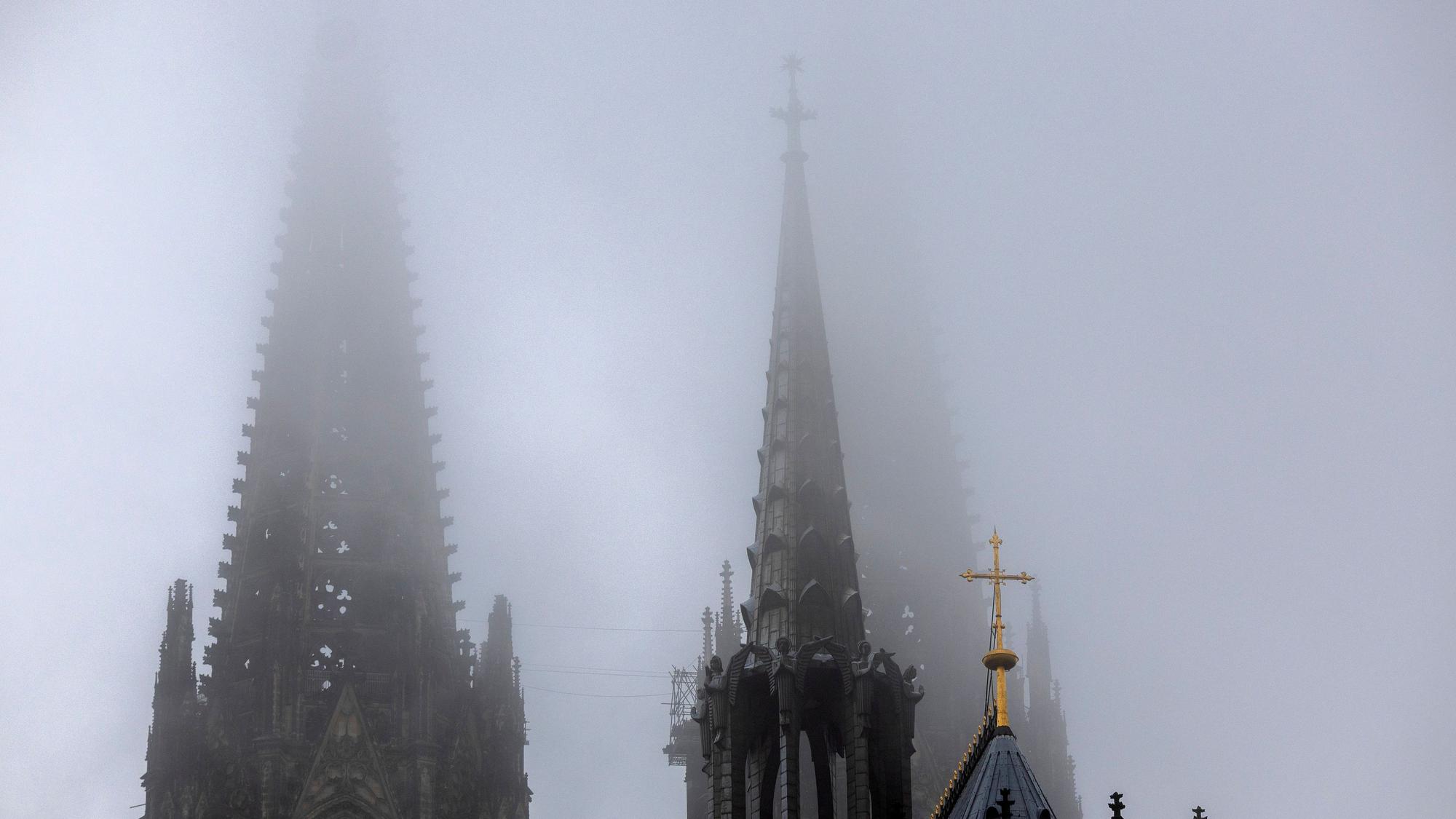 Das Bild zeigt den Kölner Dom in Nebel gehüllt. Foto: Thomas Banneyer