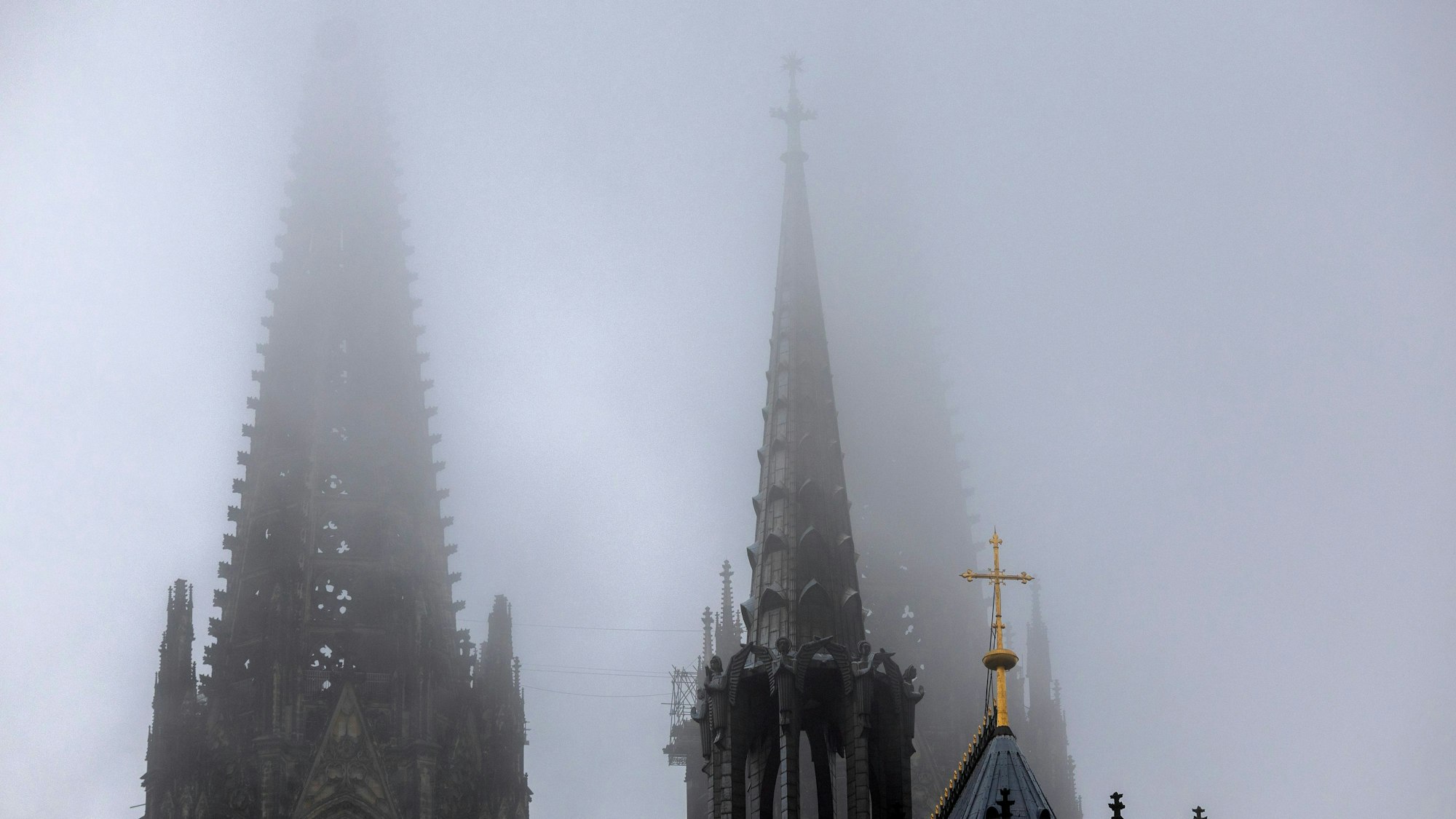 Das Bild zeigt den Kölner Dom in Nebel gehüllt. Foto: Thomas Banneyer
