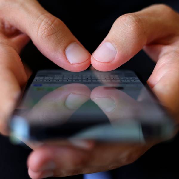 Per Smartphone wurde der Mann mit einem Fake-Profil gelockt (Symbolbild).