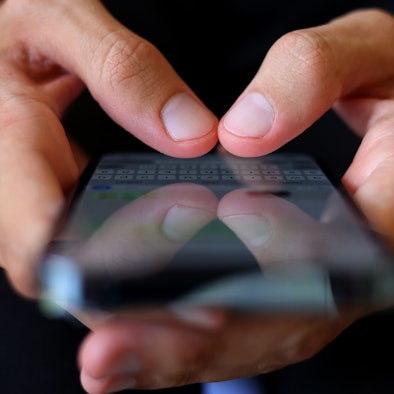 Per Smartphone wurde der Mann mit einem Fake-Profil gelockt (Symbolbild).