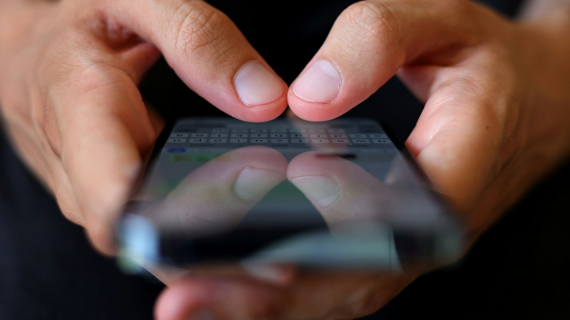 Per Smartphone wurde der Mann mit einem Fake-Profil gelockt (Symbolbild).