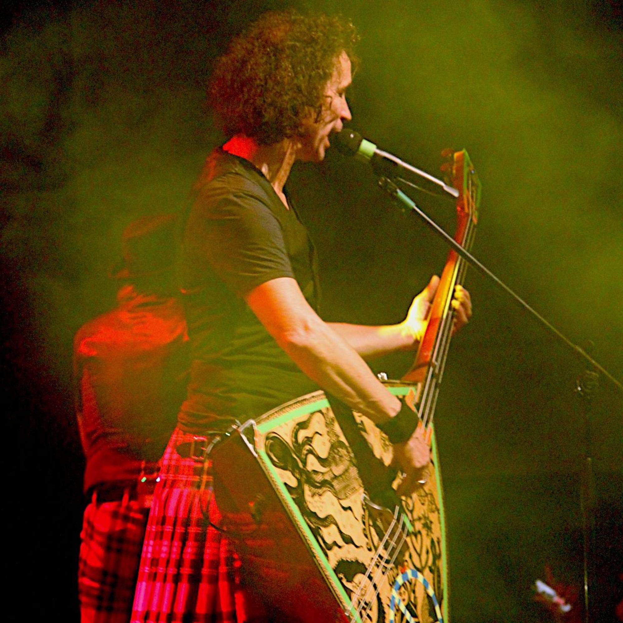 Stefan Brings steht auf der Bühne und spielt auf seiner großen Bass-Balalaika.