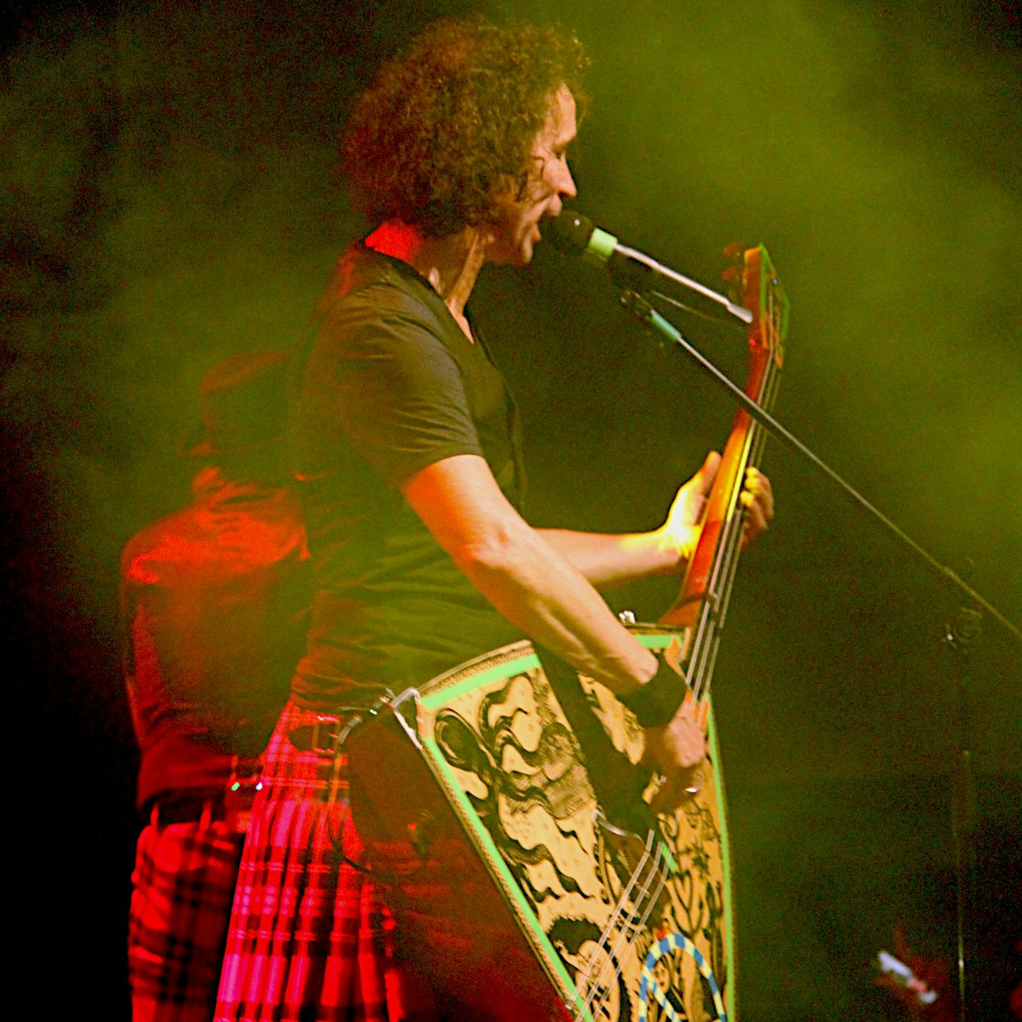 Stefan Brings steht auf der Bühne und spielt auf seiner großen Bass-Balalaika.