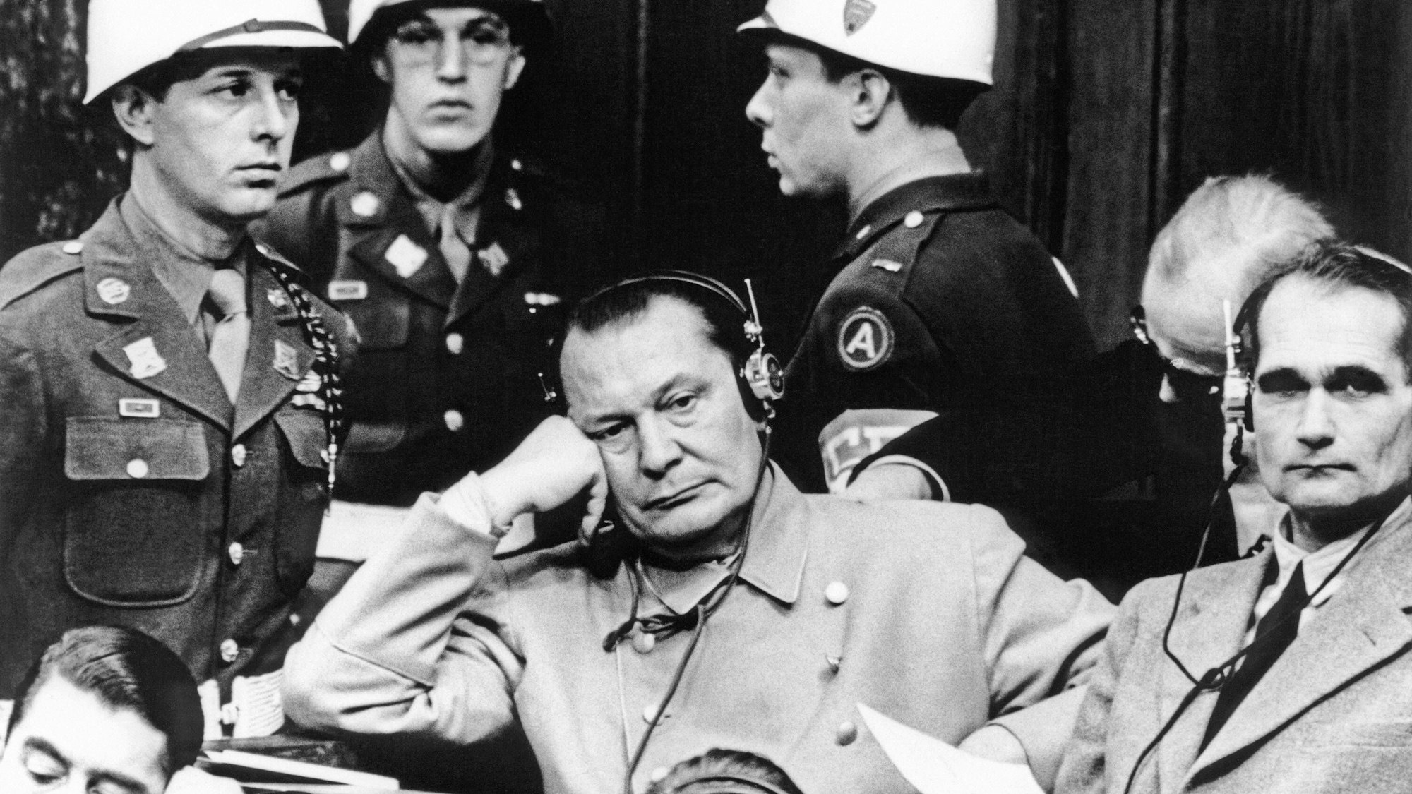 Die NS-Kriegsverbrecher Reichsmarschall Hermann Göring (Mitte) und Hitler-Stellvertreter Rudolf Heß (rechtst) auf der Anklagebank beim Nürnberger Prozess