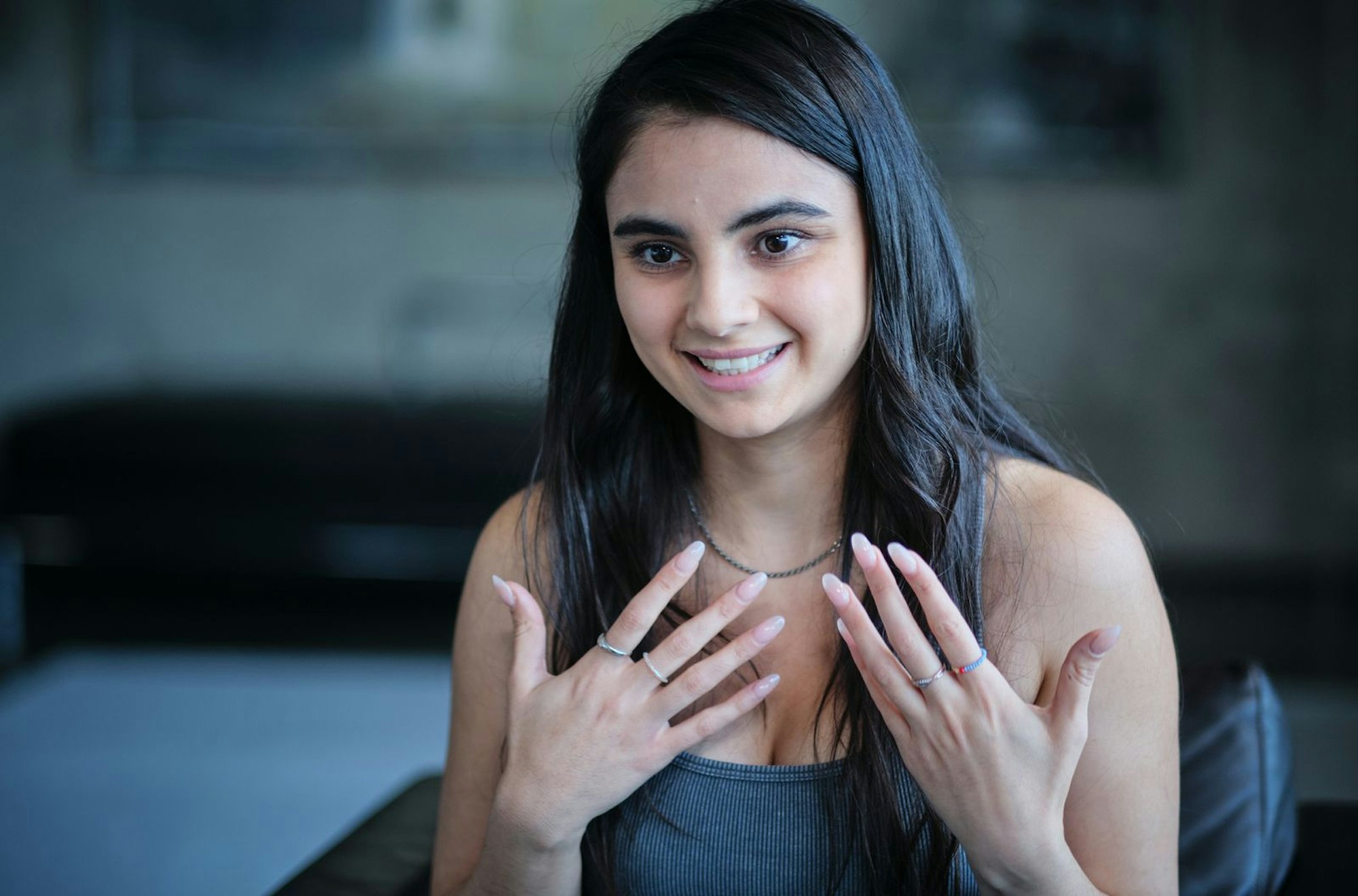 Warum war Nelly Schlüter (Bayan Layla) offenbar so einsam, dass sich Monate lang niemand Gedanken machte, als sie sich bei niemandem meldete? In Rückblenden lernt man das Leben der jungen Frau kennen. (Bild: SWR/Benoît Linder)