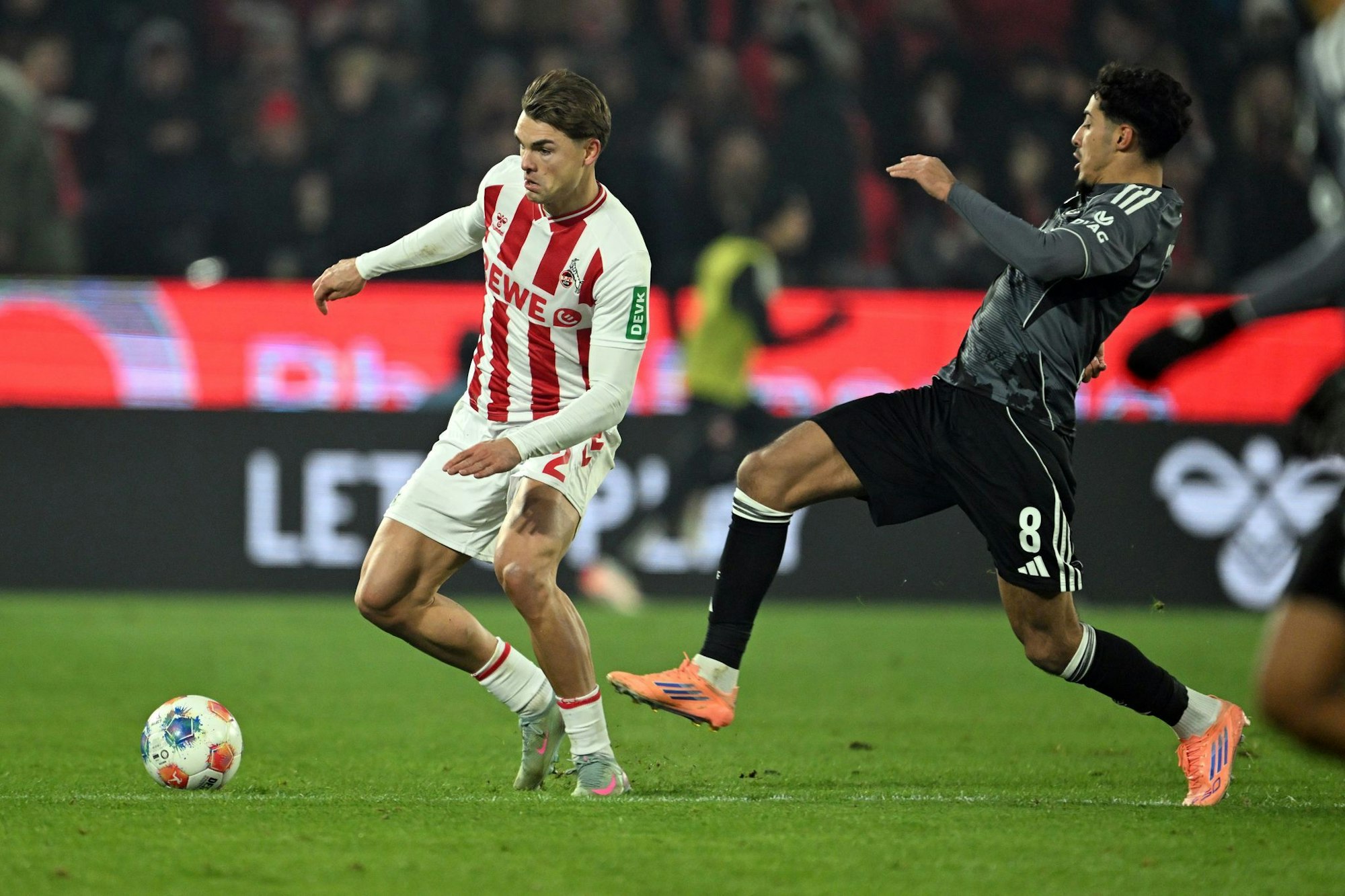 Joel Schmied (l.) verletzt sich im Spiel gegen Eintracht Frankfurt.