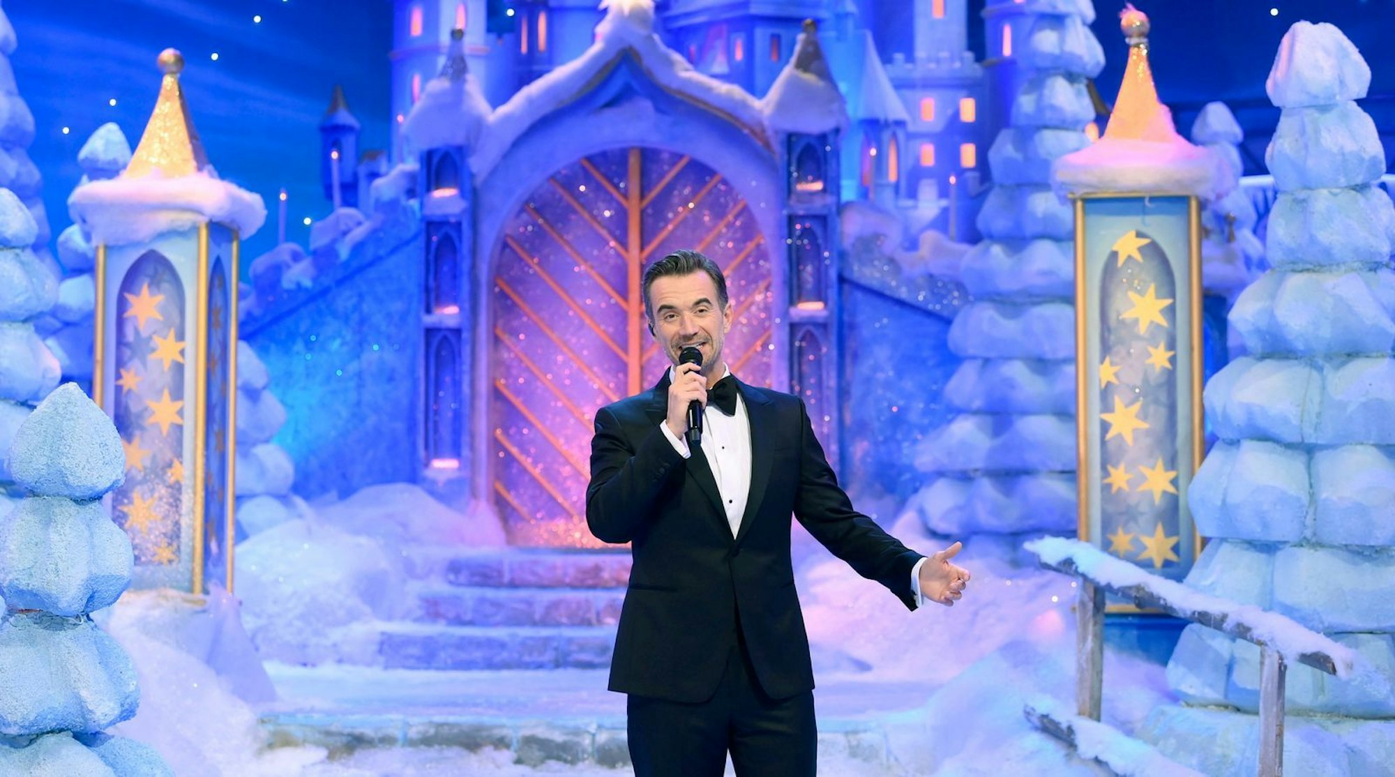 Moderator Florian Silbereisen besingt einmal mehr die besinnliche Jahreszeit. (Bild: MDR/JürgensTV/Beckmann)