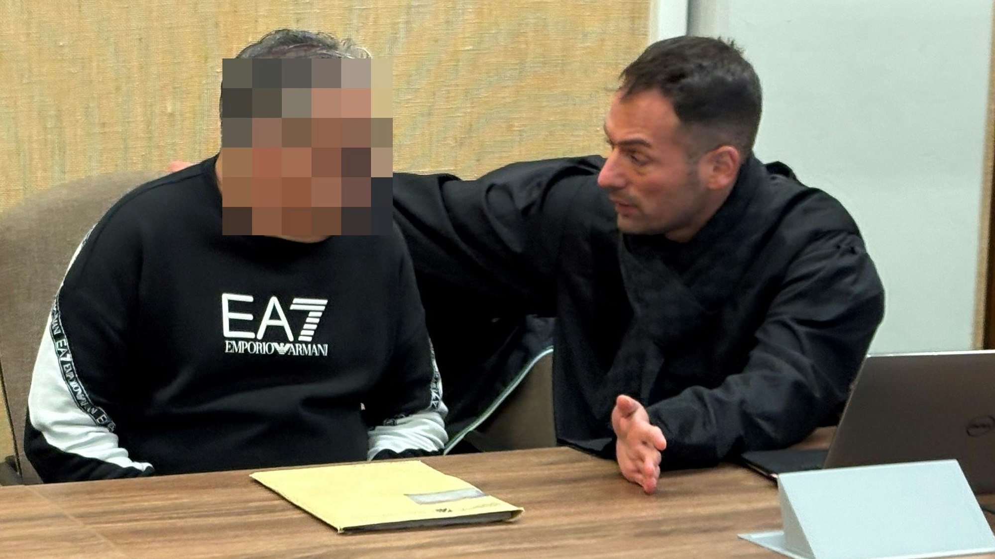 Der 59-jährige Angeklagte mit seinem Verteidiger beim Prozessauftakt im Kölner Landgericht