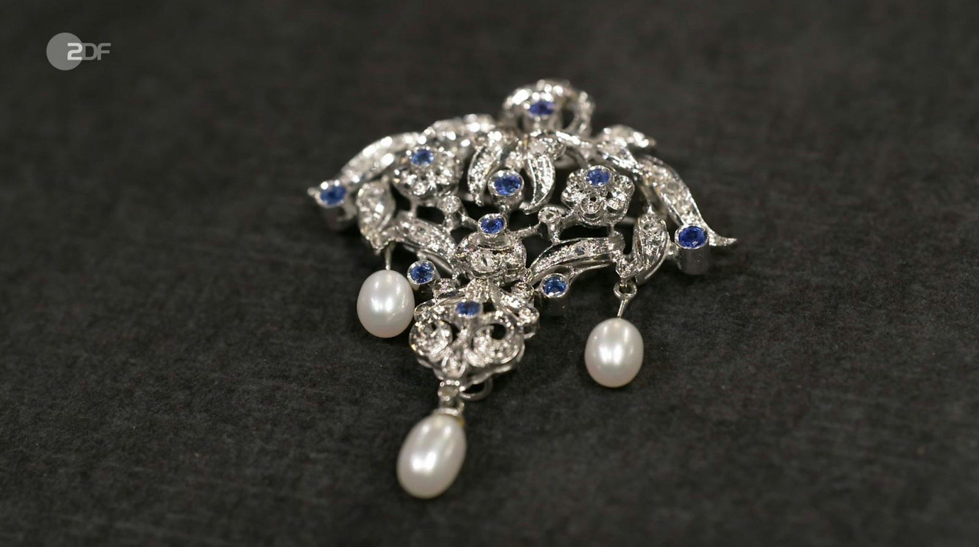 Im Design einer Brosche aus 750er Gold mit Zuchtperlen erkannte Expertin Wendela Horz Vorbilder aus dem 18. Jahrhundert. (Bild: ZDF)