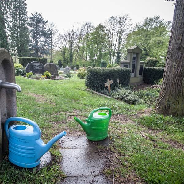 Friedhof Bergisch Neukirchen, Grab, Gräber, Grabstein, Gießkannen. Foto: Ralf Krieger