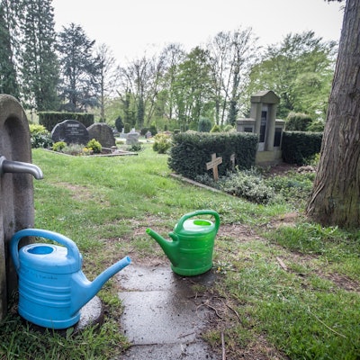 Friedhof Bergisch Neukirchen, Grab, Gräber, Grabstein, Gießkannen. Foto: Ralf Krieger