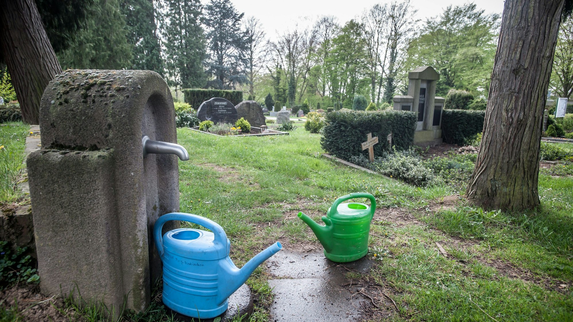 Friedhof Bergisch Neukirchen, Grab, Gräber, Grabstein, Gießkannen. Foto: Ralf Krieger