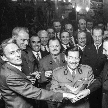 Viktor Neels umringt von Männern bei der Eröffnung der Dreiborner Sportanlage.