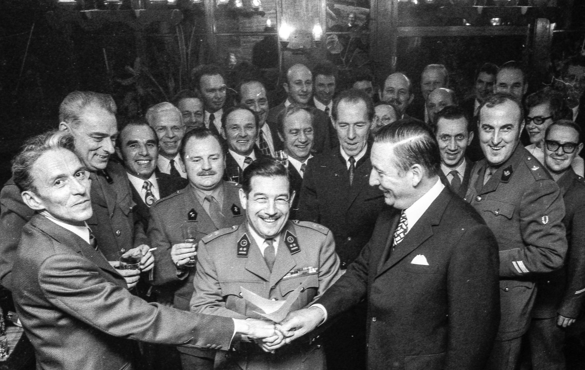 Viktor Neels umringt von Männern bei der Eröffnung der Dreiborner Sportanlage.