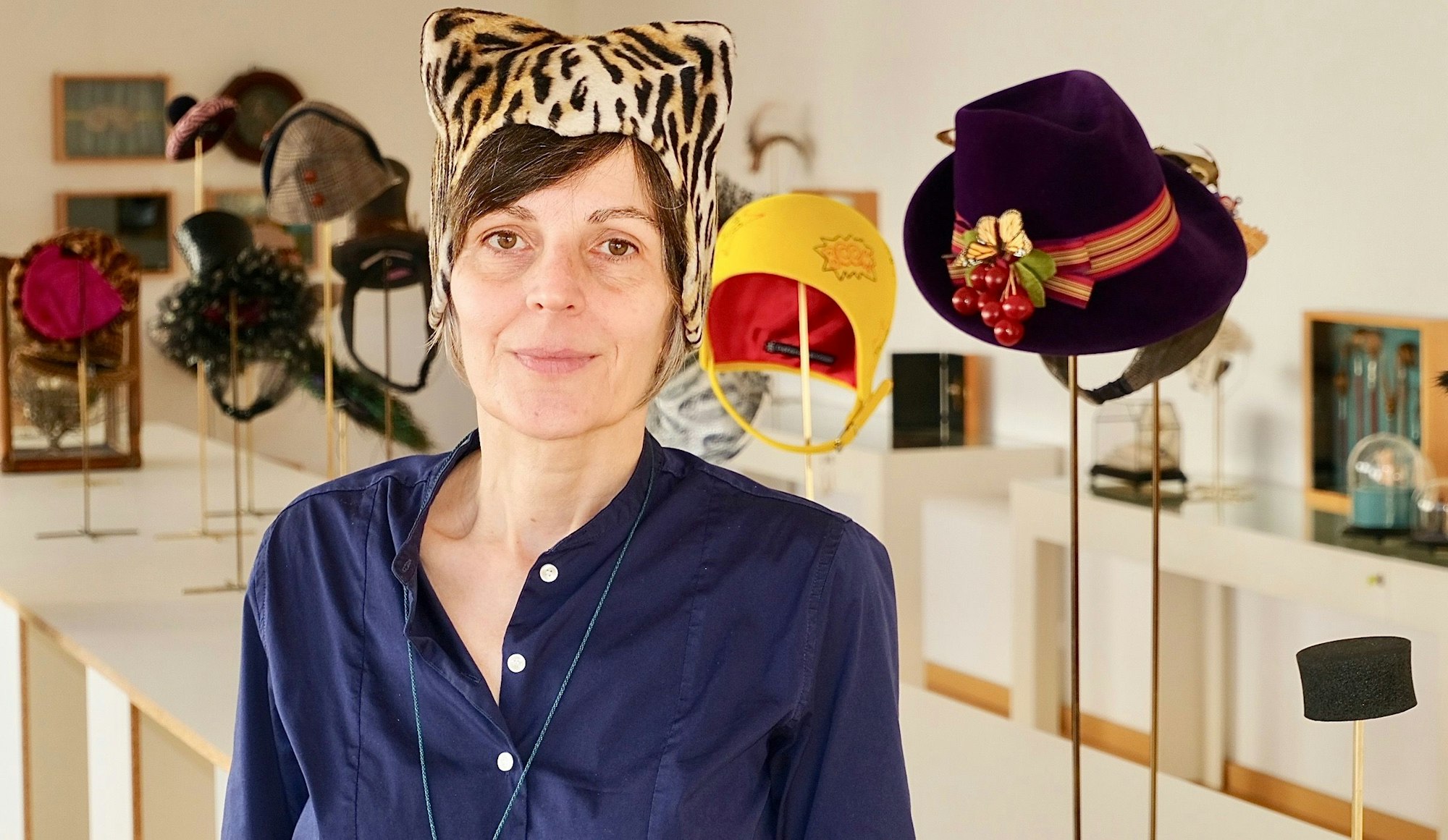 Eine Frau trägt eine Kappe, die tigerfellmäßig gestaltet ist und Katzenohren hat.