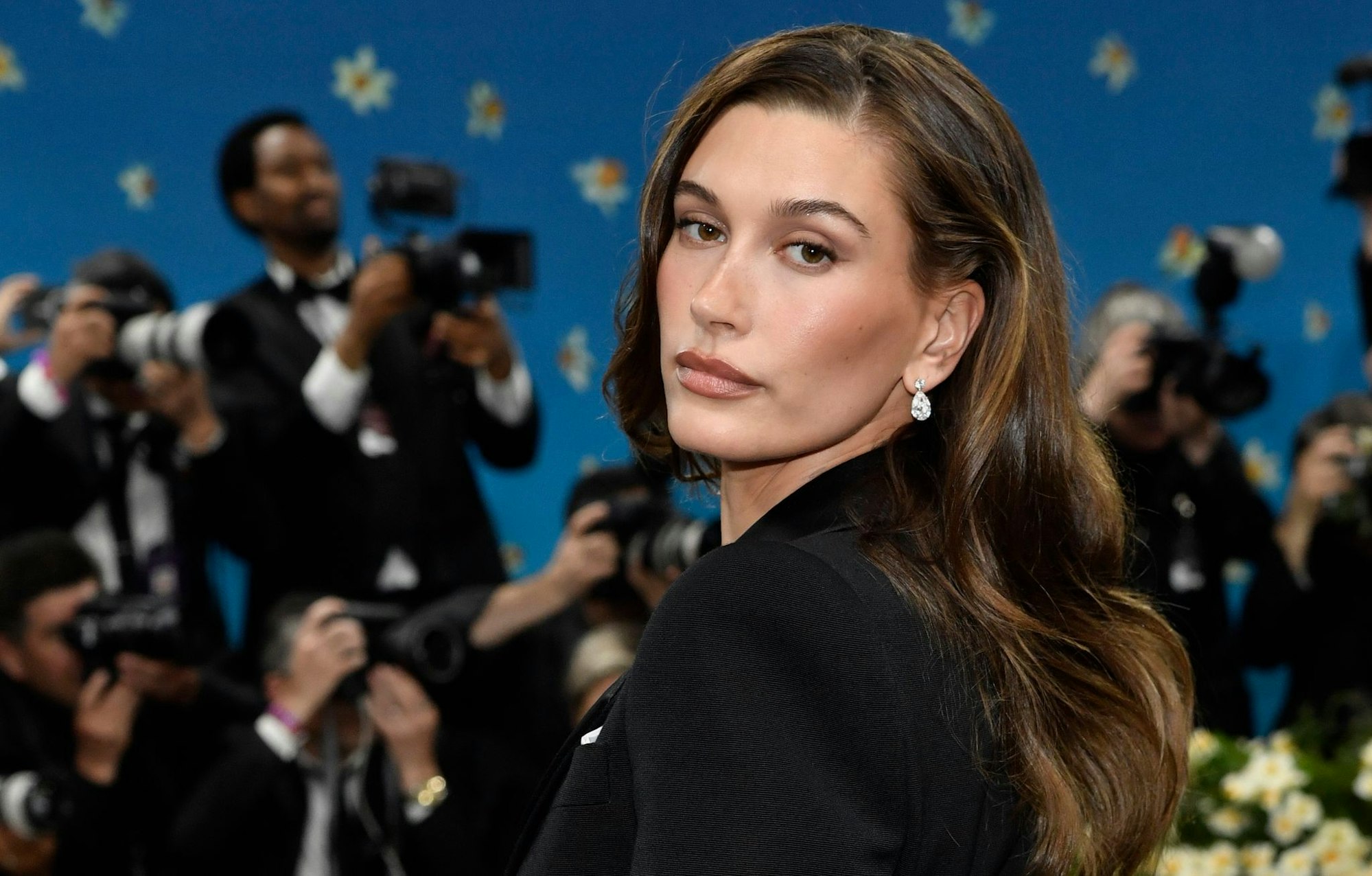 Hailey Bieber hatte eine weiß dekorierte Torte zum Geburtstag. (Archivbild)