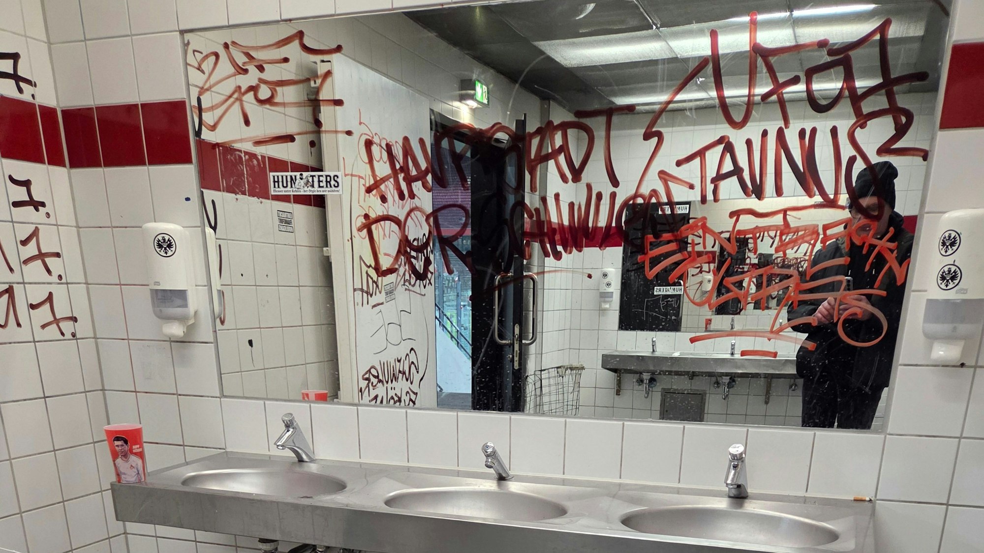 Bild aus den Gästetoiletten im Rhein-Energie-Stadion nach dem Spiel des 1. FC Köln gegen Eintracht Frankfurt