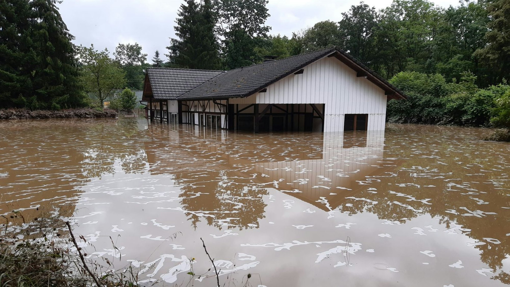 Ein Haus steht im Wasser.