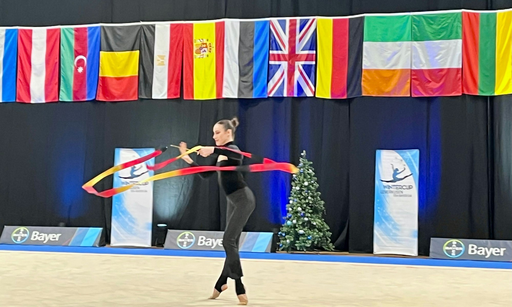 Darja Varfolomeev zeigte beim Wintercup eine Übung mit Band.