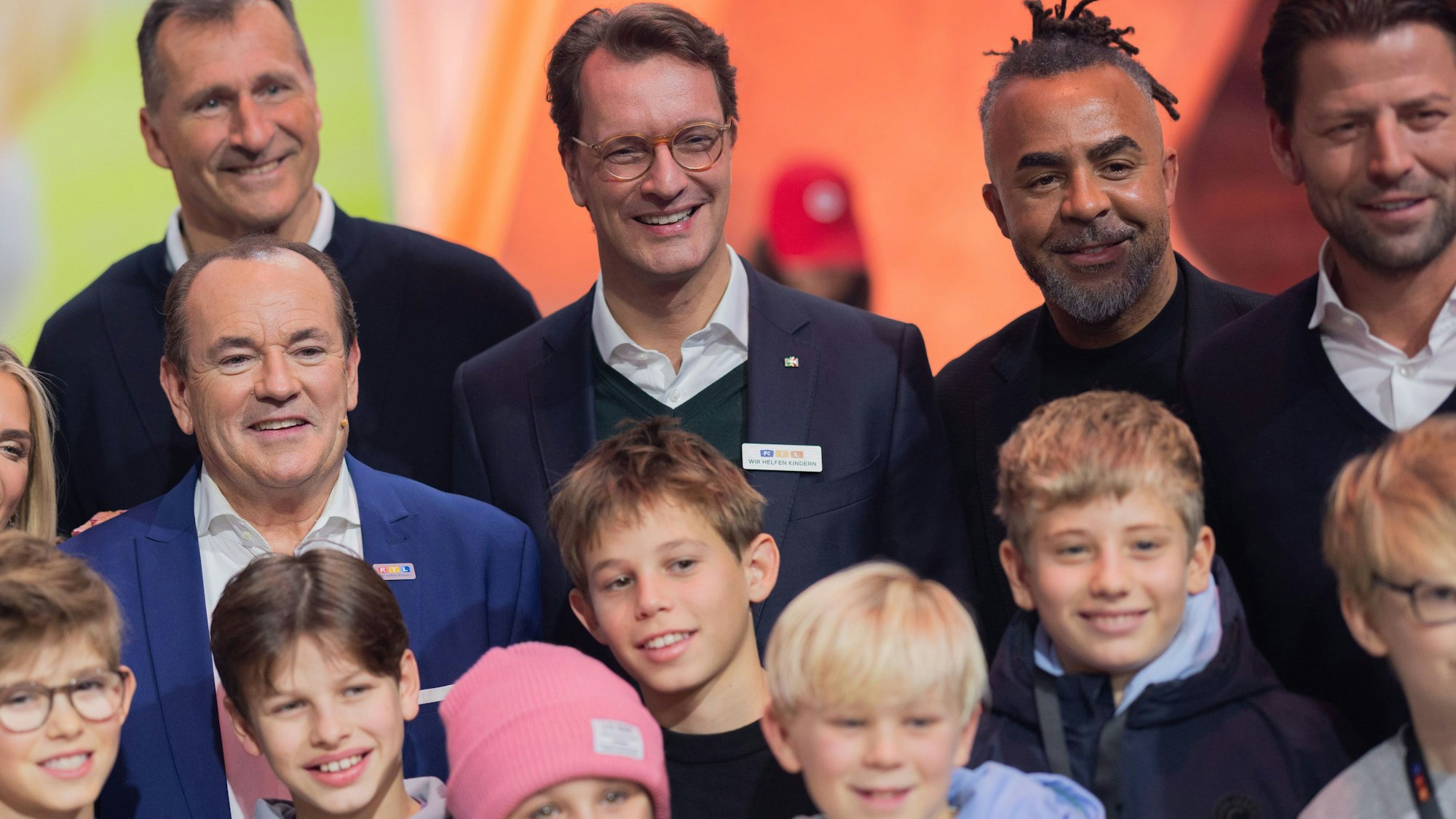 Hendrik Wüst (2.v.l, CDU), Ministerpräsident von Nordrhein-Westfalen, nahm neben Lars Riedel, Roman Weidenfeller und Patrick Owomoyela am 30. RTL-Spendenmarathon teil.