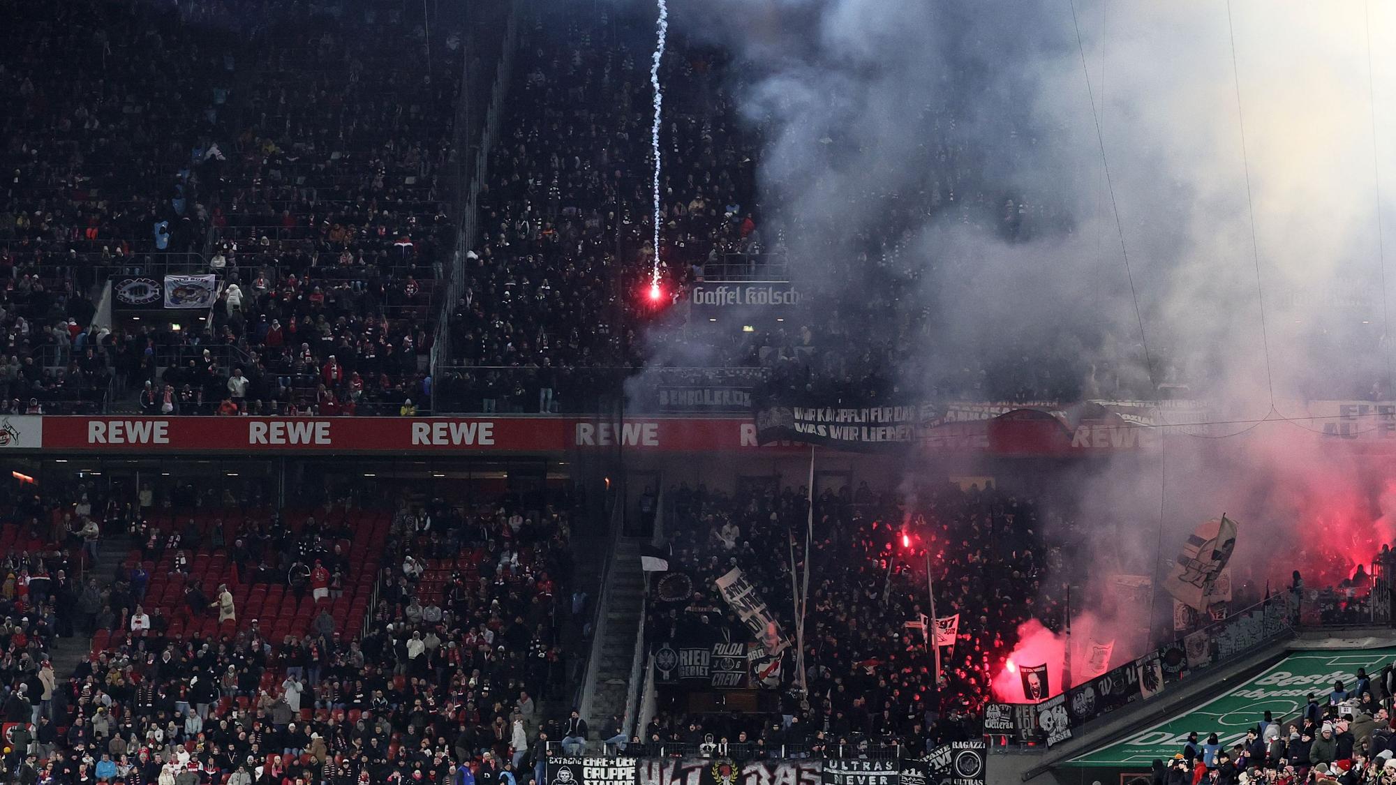 Die Frankfurter Fans setzten am Samstagabend im Kölner Stadion auch von vielen Fanszenen geächtete Leuchtraketen ein und sorgten damit für eine Spielunterbrechung.