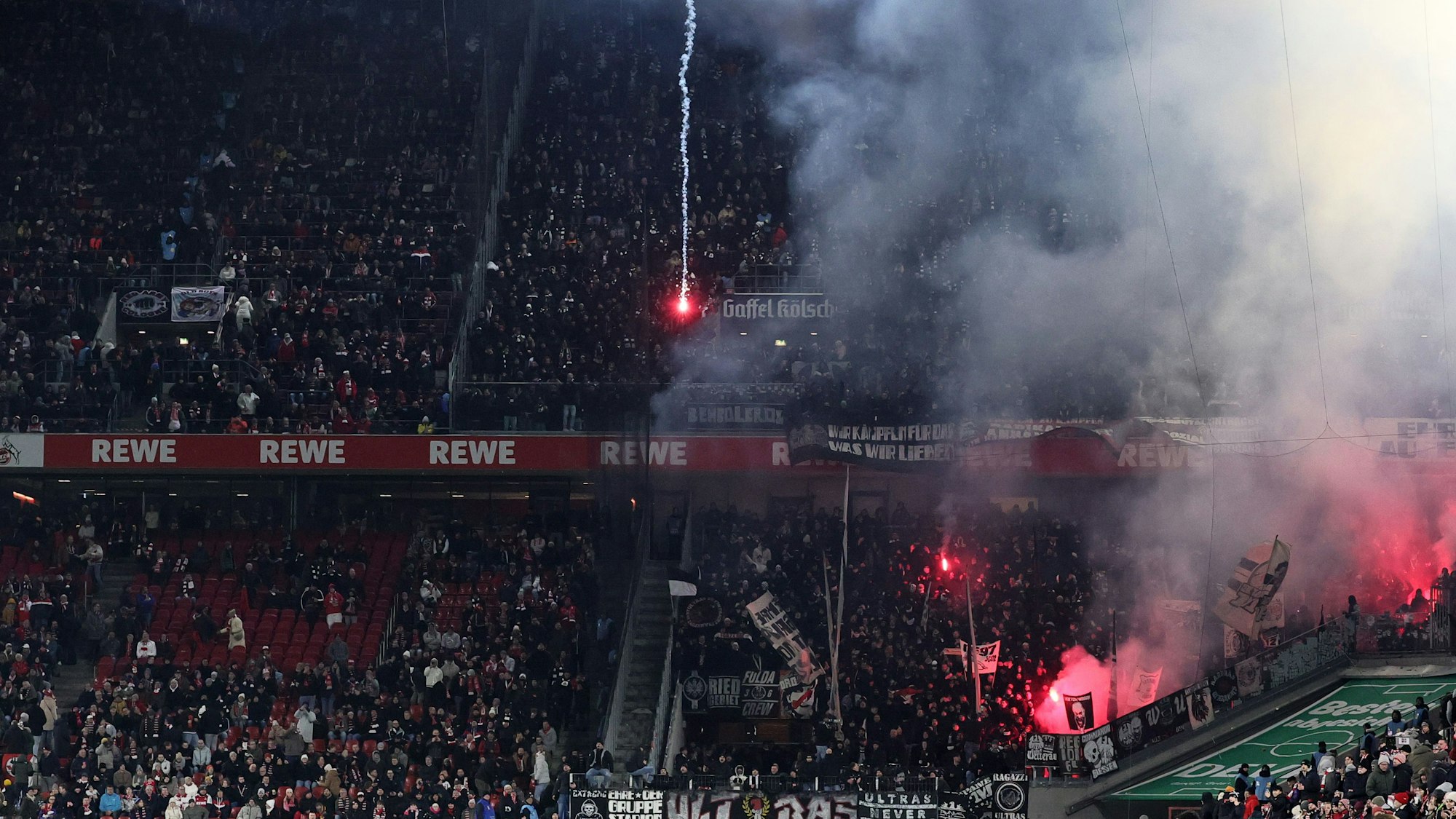 Die Frankfurter Fans setzten am Samstagabend im Kölner Stadion auch von vielen Fanszenen geächtete Leuchtraketen ein und sorgten damit für eine Spielunterbrechung.