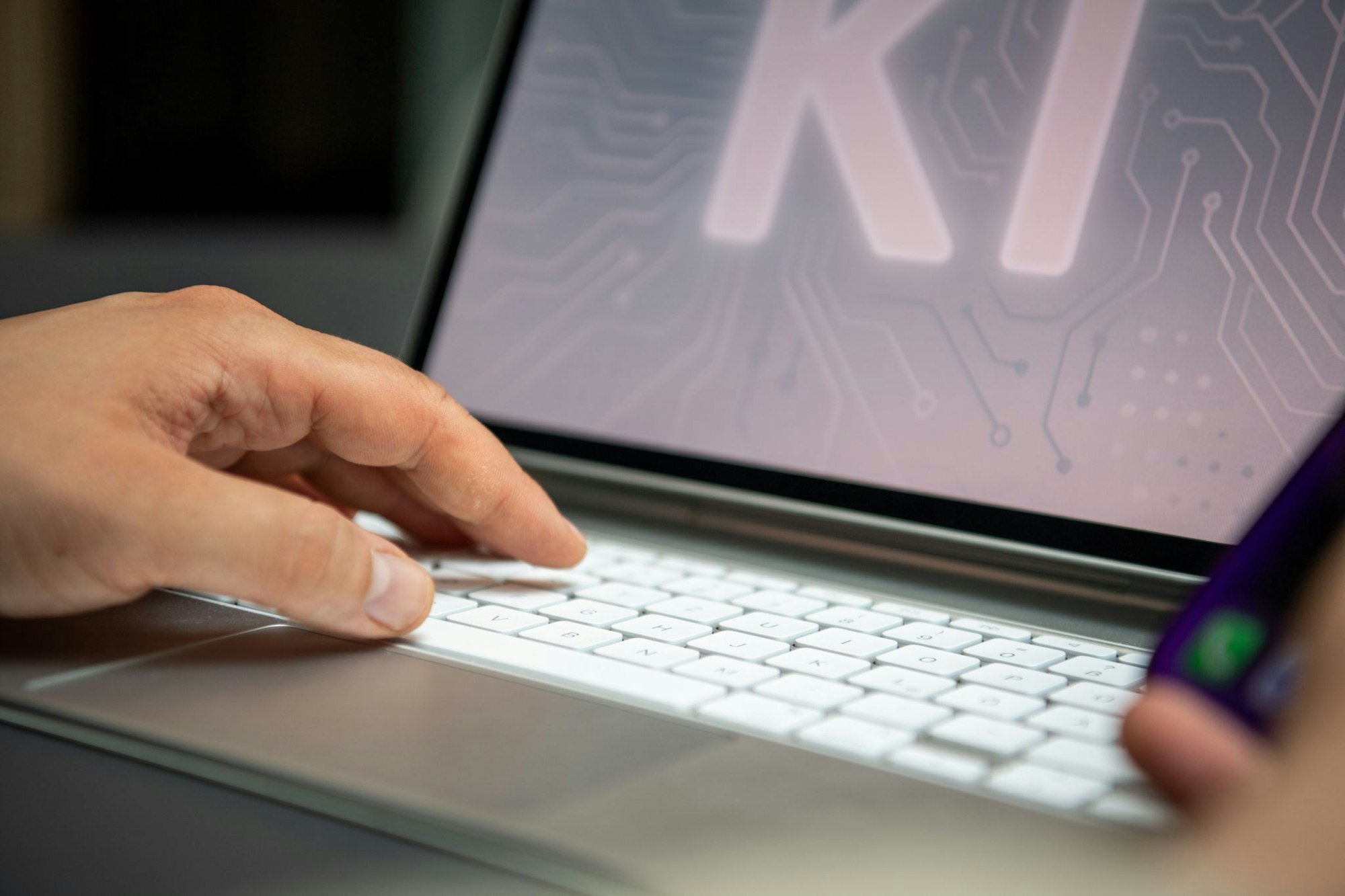 Künstliche Intelligenz gehört für viele Beschäftigte zum Alltag - sollte aber nur in enger Absprache mit dem Arbeitgeber genutzt werden.