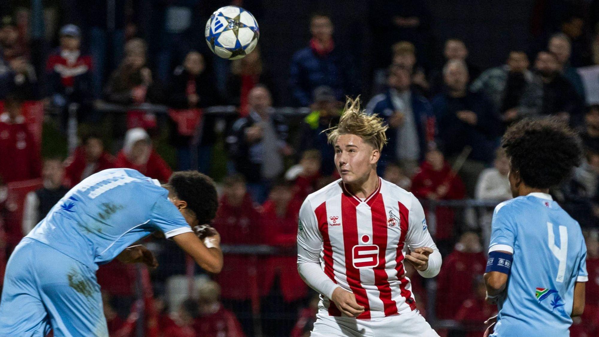 UEFA Youth-League: 1. FC Köln - Racing FC Union Luxemburg 05.11.2025 Fynn Schenten 1. FC Köln U19, 9 erzielt das Tor zur 1:0 Führung. UEFA Youth-League, Rückspiel des Meisterwegs Runde 2, 1. FC Köln - Racing FC Union Luxemburg, am 05.11.2025, Franz-Kremer-Stadion, Köln *** UEFA Youth League 1 FC Köln Racing FC Union Luxembourg 05 11 2025 Fynn Schenten 1 FC Köln U19, 9 scores the goal to take a 1-0 lead UEFA Youth League, second leg of the Champions Route Round 2, 1 FC Köln Racing FC Union Luxembourg, on 05 11 2025, Franz Kremer Stadium, Cologne Copyright: xBEAUTIFULxSPORTS/Meuselx