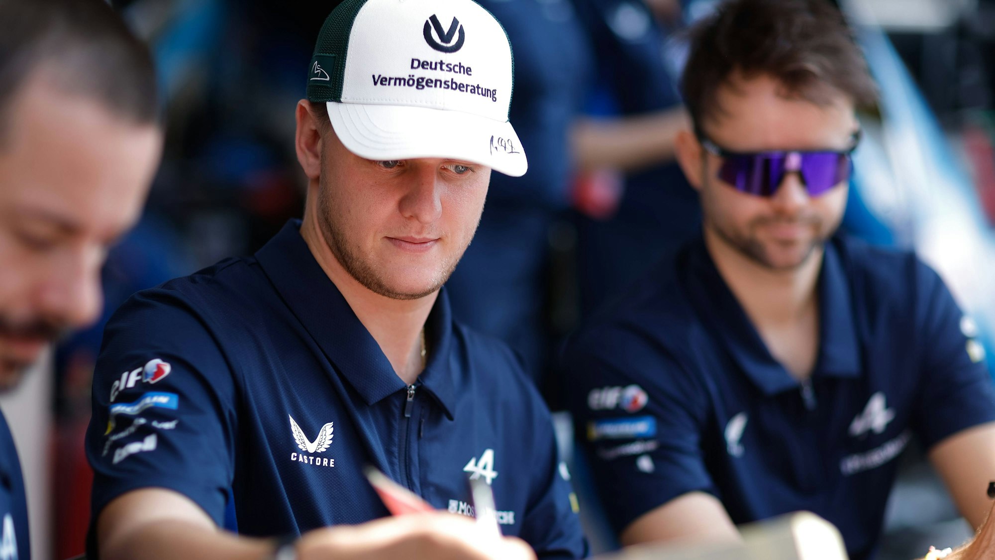 Mick Schumacher bei einer Autogrammstunde.